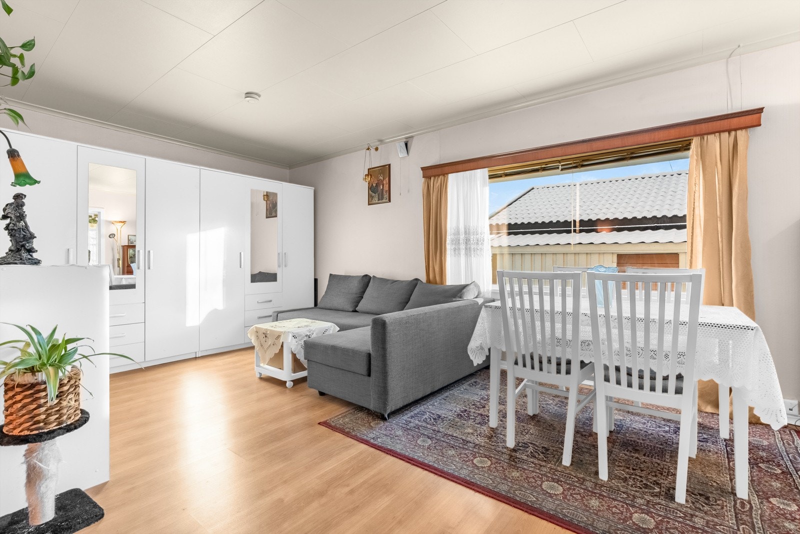 I stuen er det også flere garderobeskap som medfølger. Galleribilde