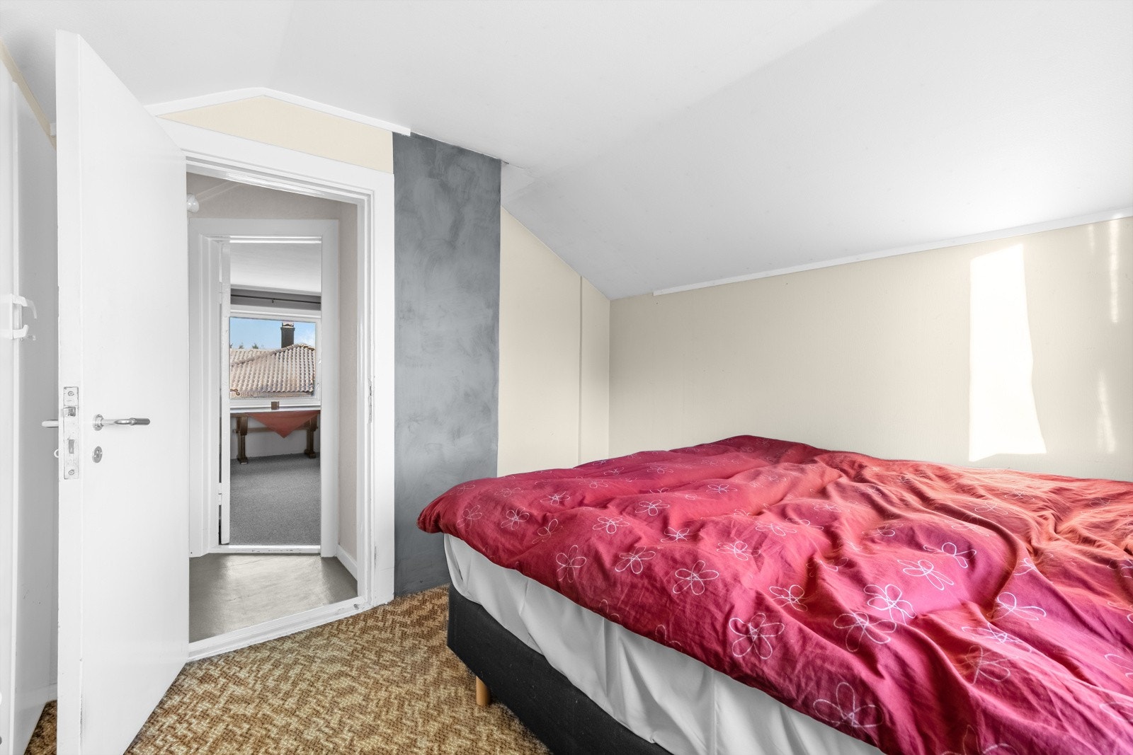 Soverommet har teppegulv og lysmalte overflater. Galleribilde