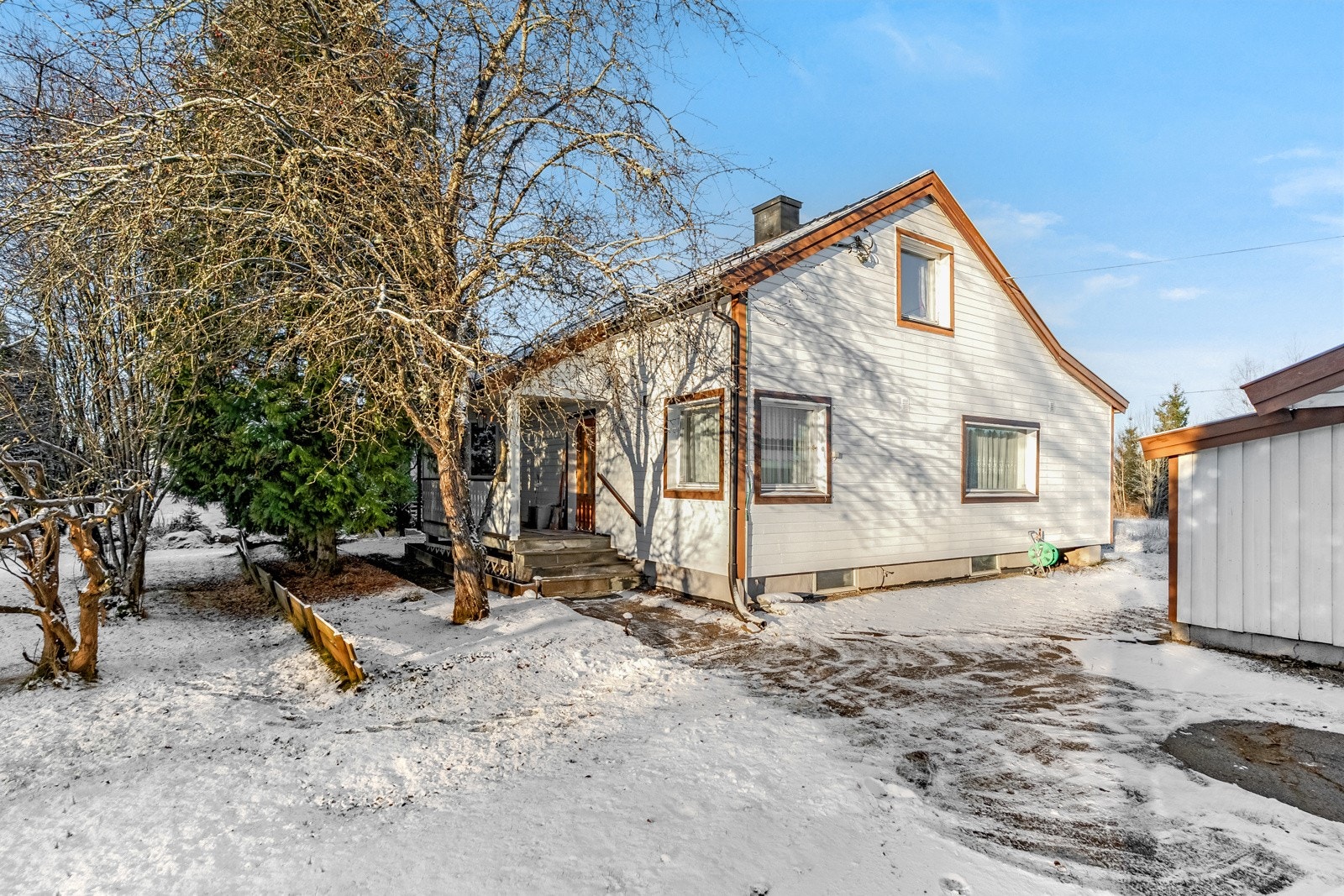 Velkommen til Algarheimsvegen 42, presentert av Schala &Partners ved Henrik Jensen, tlf. 996 92 427. Galleribilde