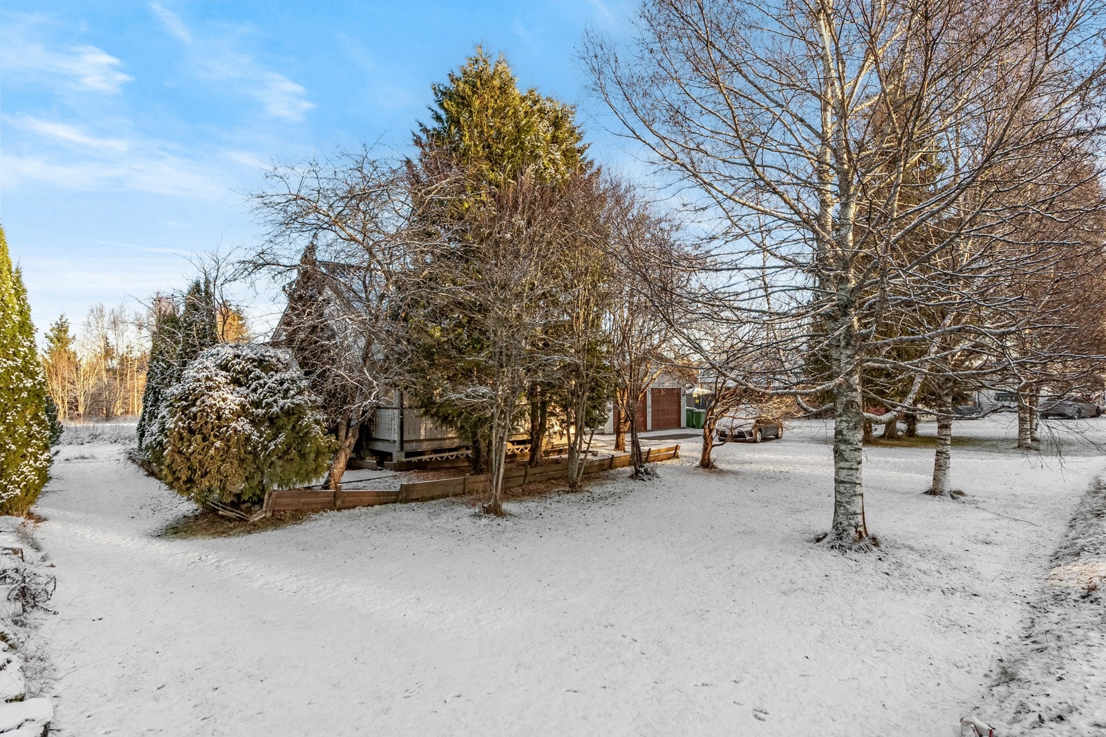 Hagen er opparbeidet med gressplen, trær, prydbusker og diverse beplantninger. Galleribilde