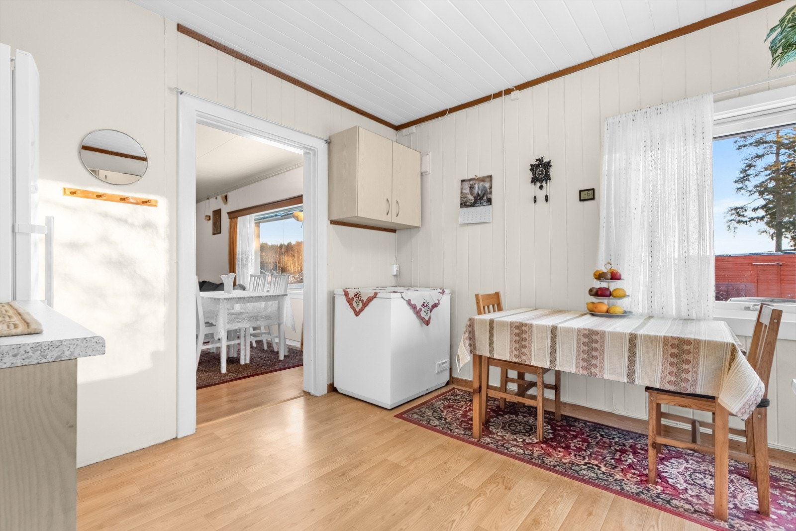 Kjøkkenet ligger i et eget rom i naturlig tilknytning til stuen. Galleribilde