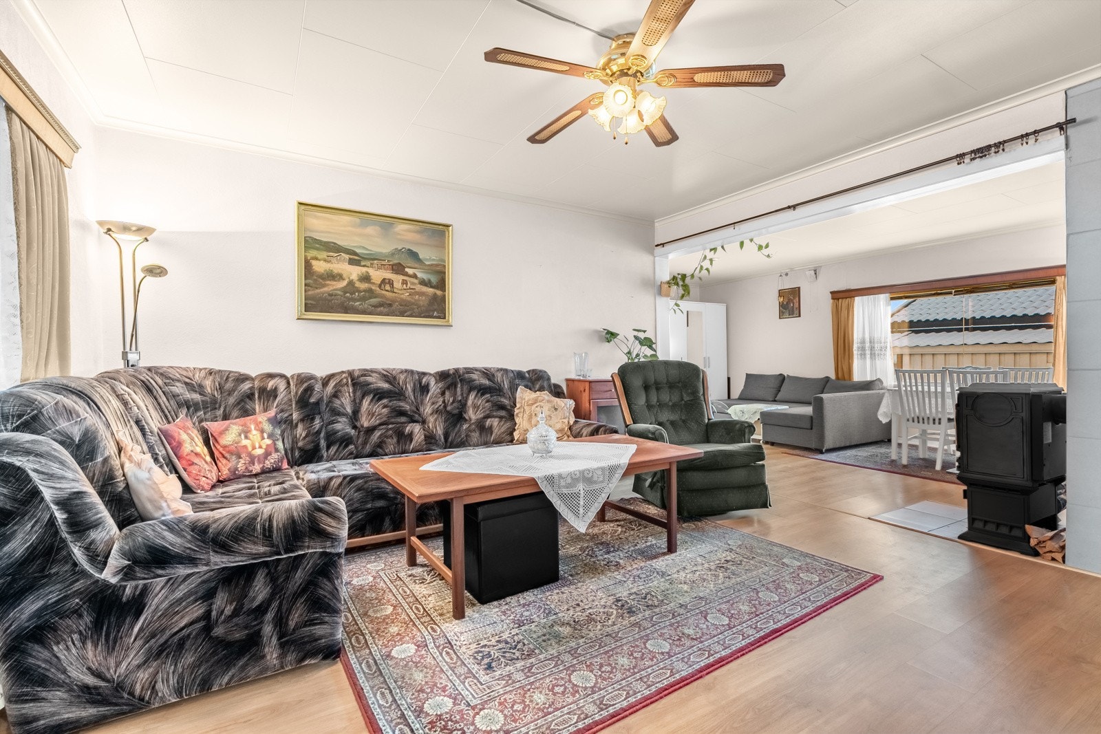 Stuen har gjennomgående lysinnslipp fra store vindusflater i begge ender. Galleribilde