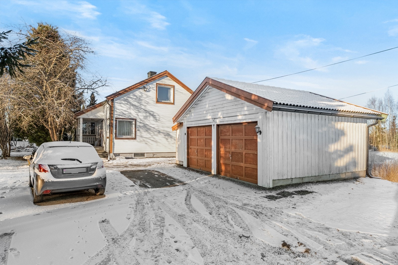 Eiendommen er bebygd med enebolig fra 1938 og en dobbeltgarasje fra 2001. Galleribilde