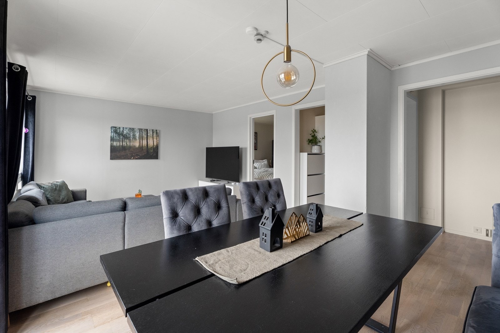 Spisebordet er praktisk plassert utenfor kjøkkenet, noe som gir en naturlig overgang mellom rommene Galleribilde