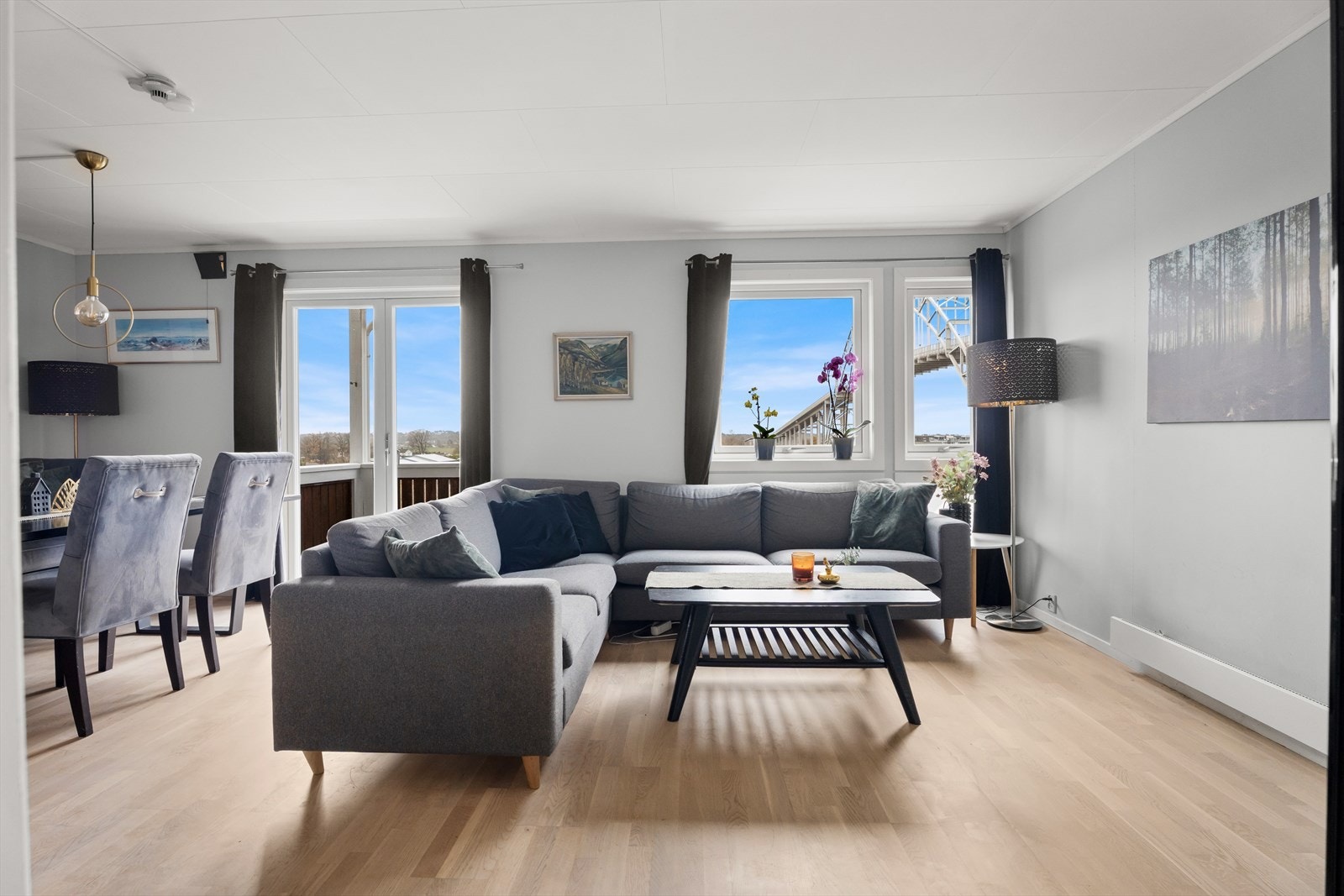 Store vinduer gir stuen mye naturlig lys og utsyn mot nærområdet Galleribilde