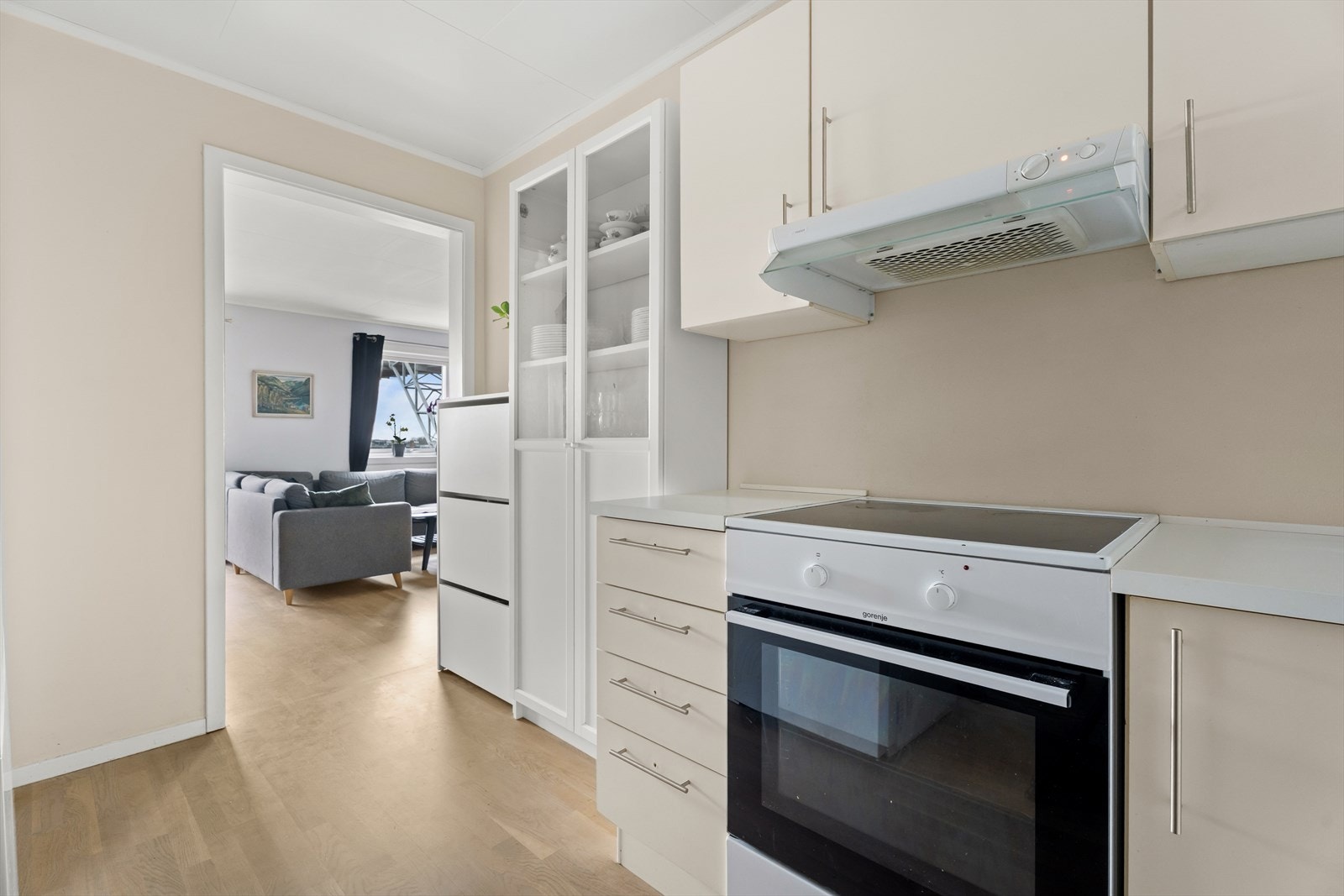 Kjøkkeninnredning i hendig vinkelform med god skapplass, med både underskap og overskap Galleribilde