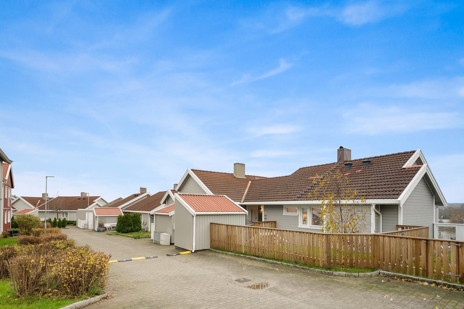 Borettslaget har steinbelagt adkomstvei og biloppstillingsplasser som gir enkel tilgang til boligen Galleribilde