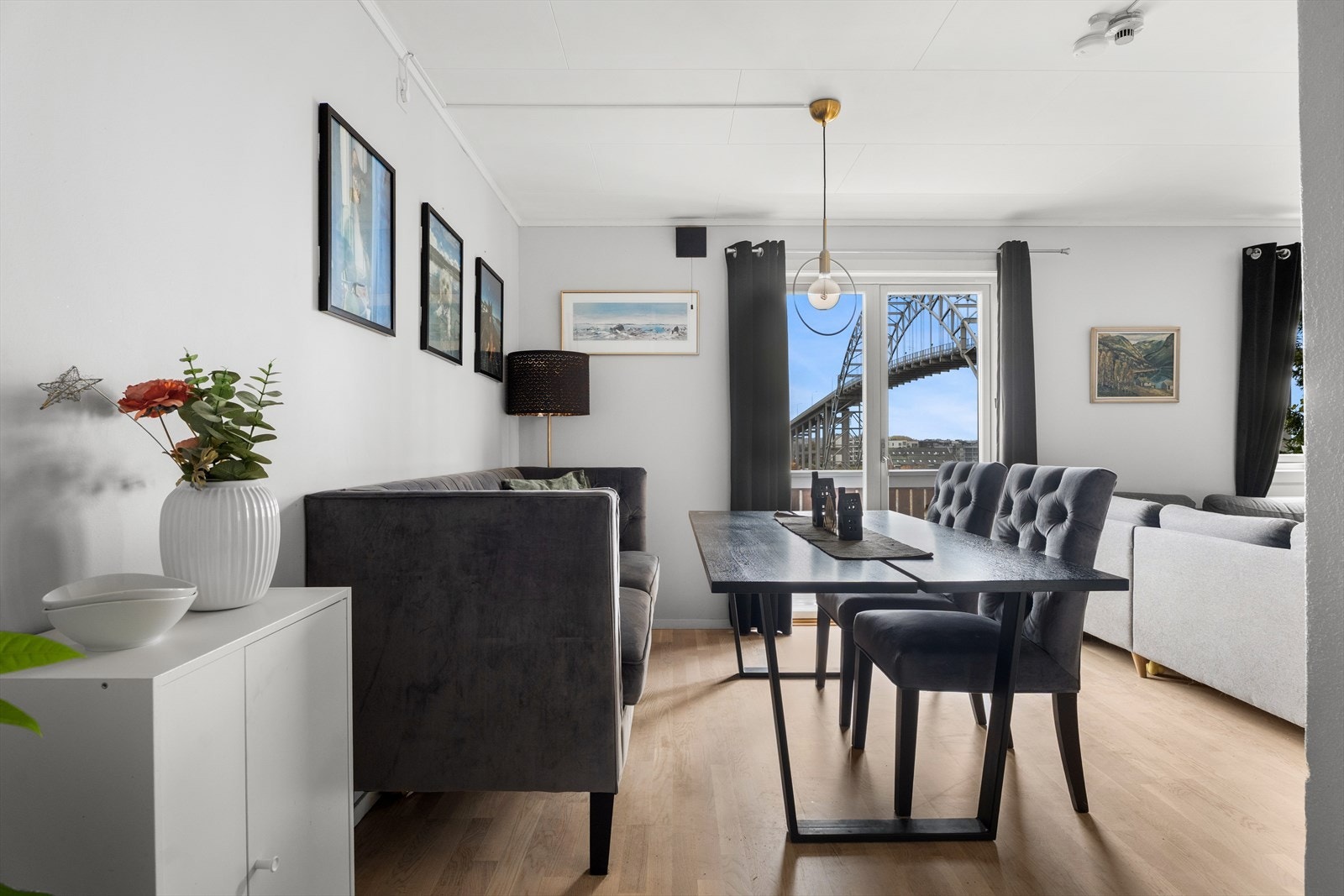 Gjennomgående leilighet med lyse fargetoner på veggene og lun parkett på gulvene Galleribilde