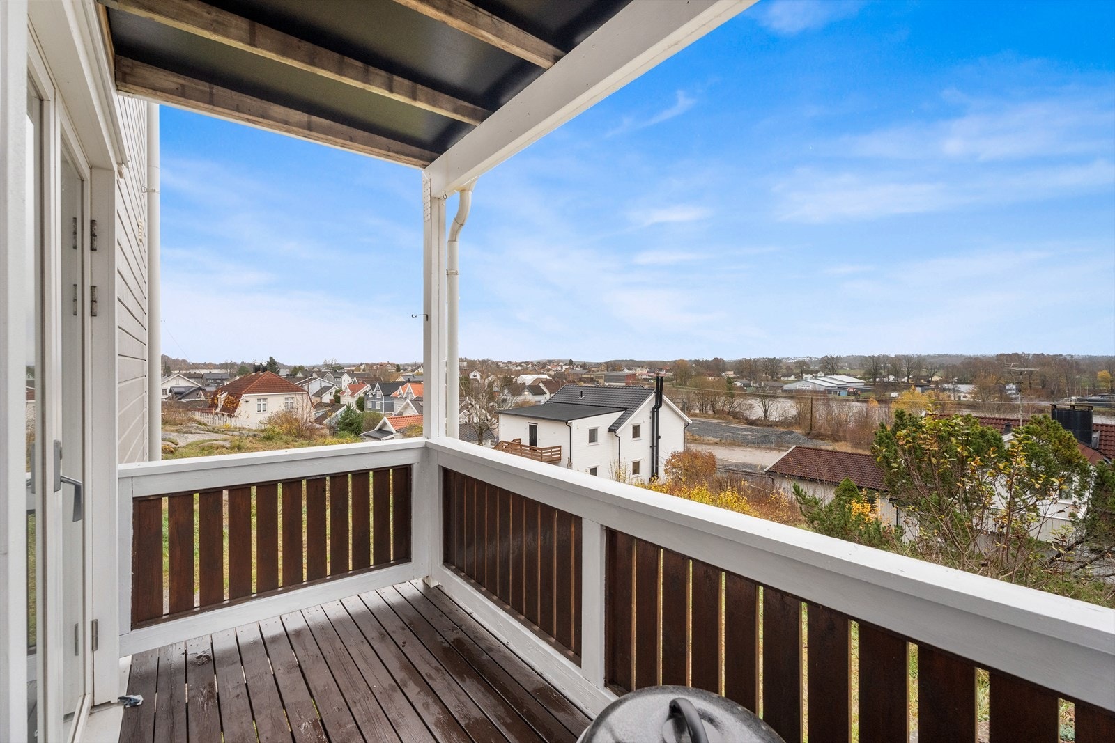 Beiset terrassebord og stående rekkverk gir et robust uteområde Galleribilde