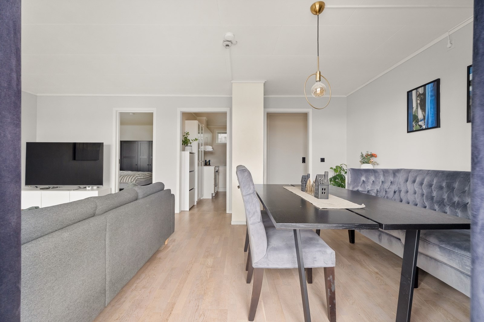 Parkettgulvet strekker seg fra stue til kjøkken, og gir en helhetlig uttrykk Galleribilde