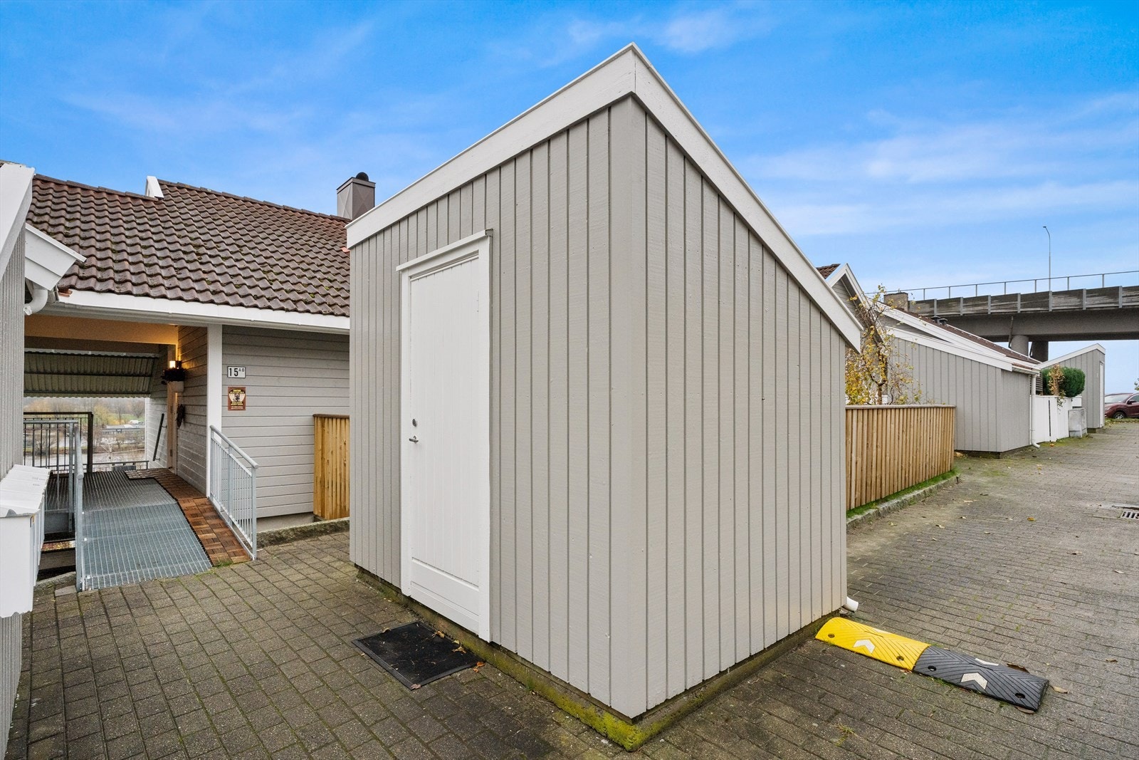 Leiligheten har også tilhørende bod (deles med naboen) på 3 kvm og det er felles biloppstillingsplasser Galleribilde