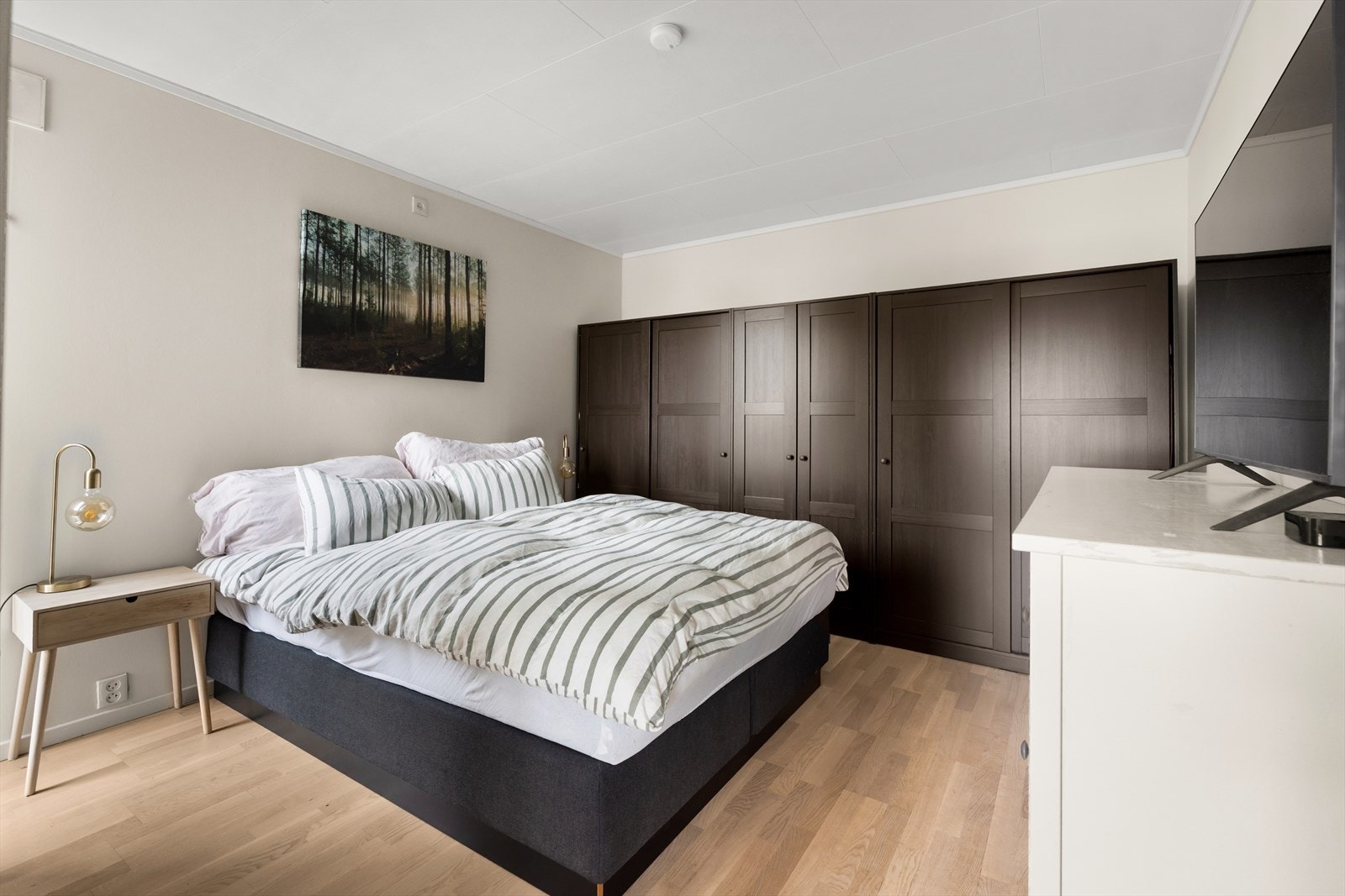 God garderobeløsning med profilerte dører gir effektiv oppbevaring Galleribilde