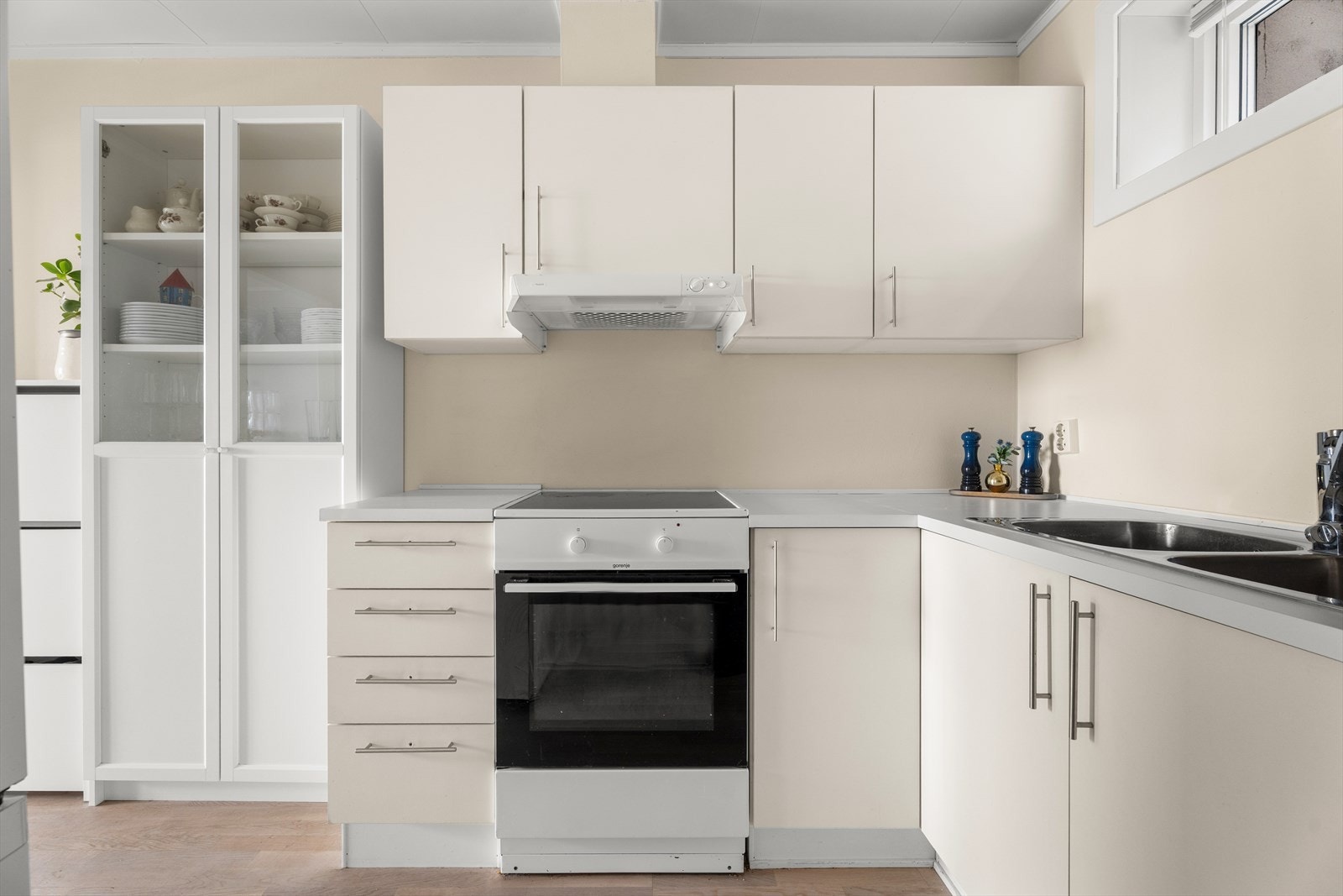 Hvitevarer som komfyr, oppvaskmaskin og frittstående kjøleskap medfølger i salget, noe som gjør innflyttingen enkel Galleribilde