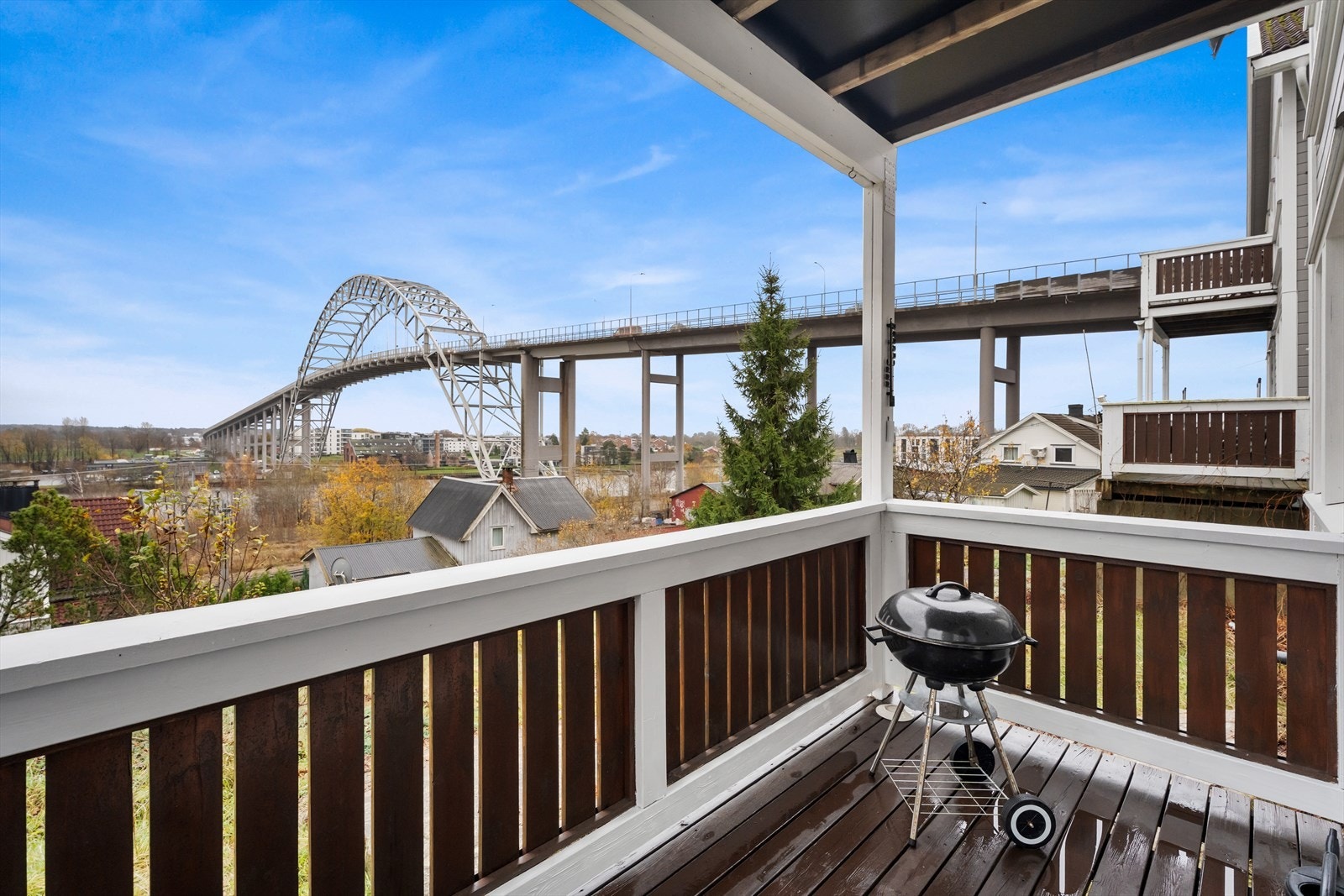 Fra stuen er det utgang til en østvendt og solrik balkong med fantastisk utsikt mot Østsiden, Fredrikstad broa og innseilingen Galleribilde