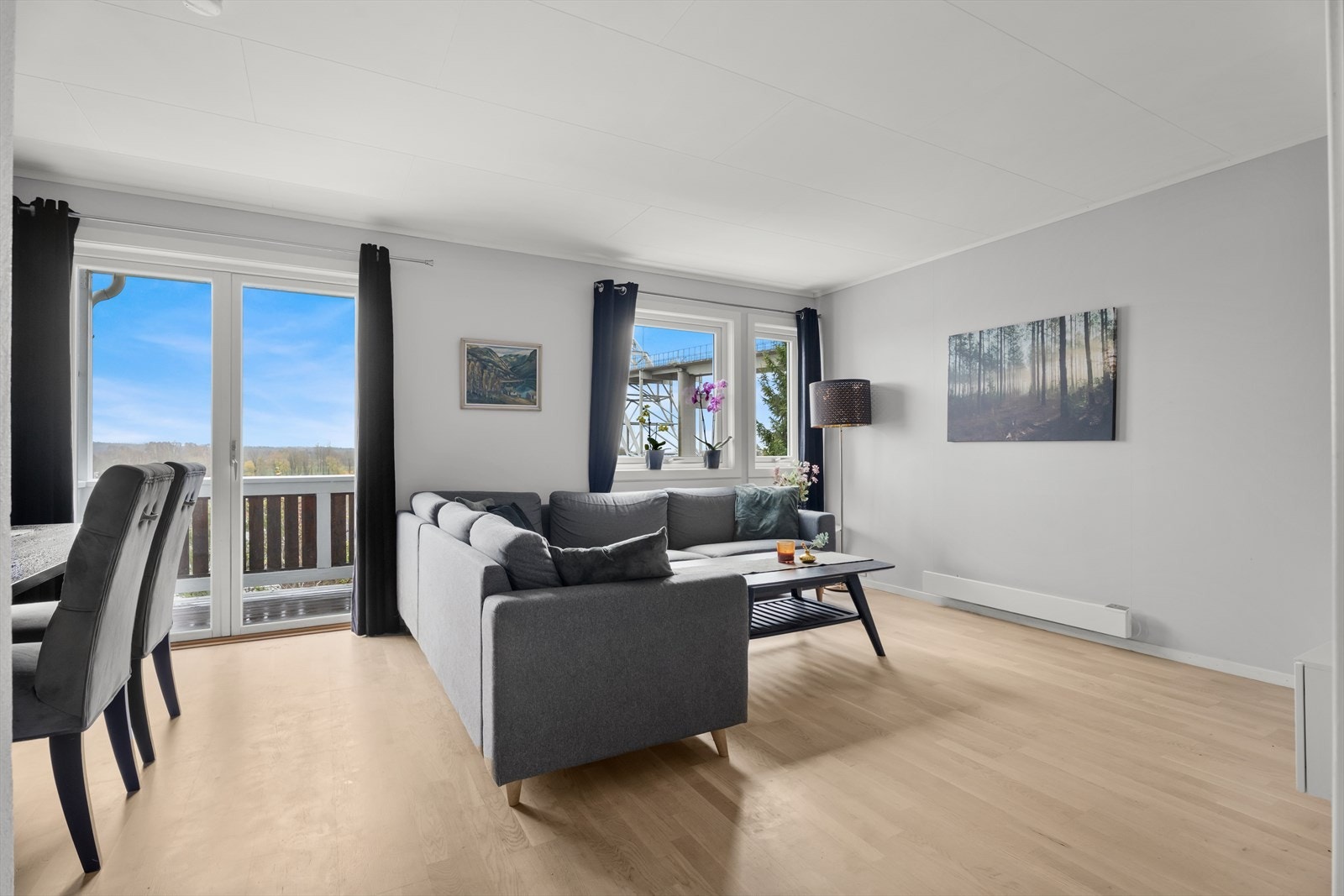 Parkettgulvet i stuen gir en varm og innbydende følelse Galleribilde