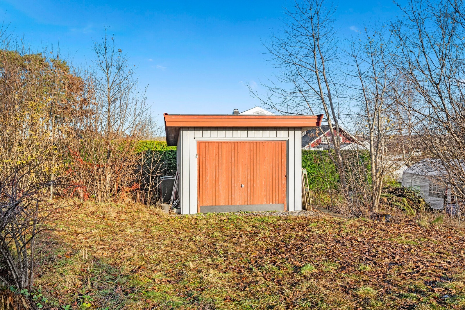 Fra eiendommen har du gangavstand til dagligvarebutikk, post i butikk, treningssenter, skole, barnehage, frisbeegolfbane, idrettsanlegg, legekontor og apotekutsalg - alt du trenger for en praktisk og aktiv hverdag. Galleribilde