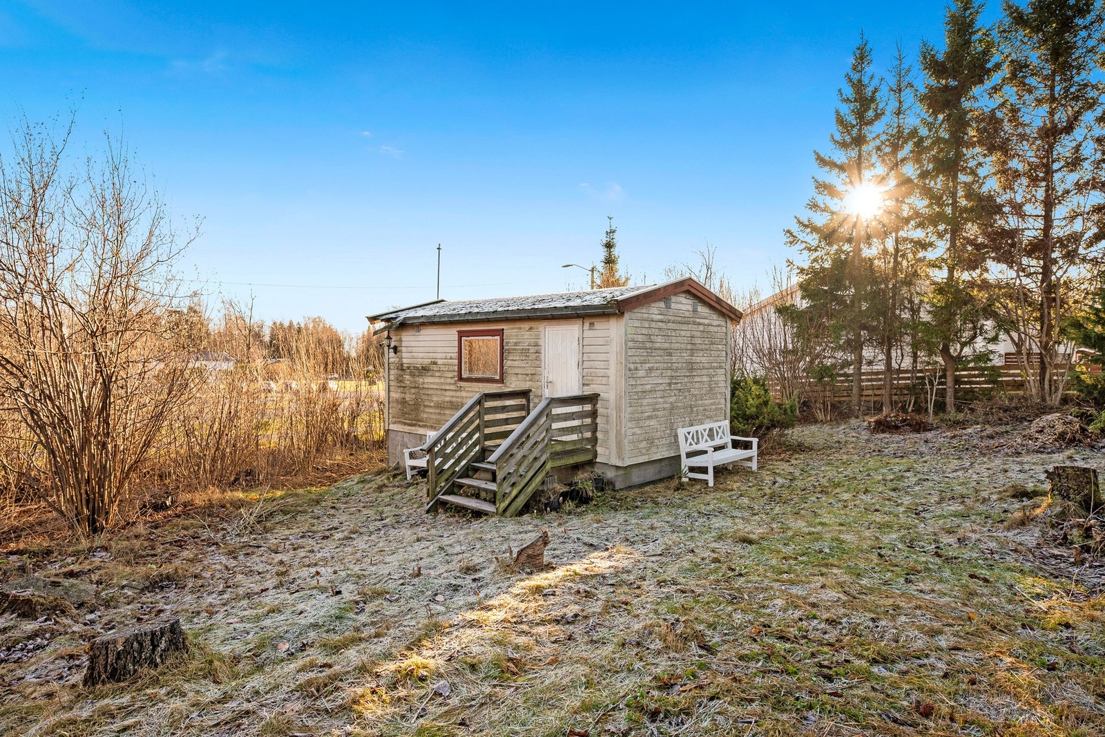 På eiendommen står det i dag en eldre garasje og et anneks, men eiendommen selges primært som tomt. Deler av tomten er i dag tilgrodd med trær og busker, og det må påregnes rydding før utvikling, men når dette er gjort, åpner det seg et stort potensial fo Galleribilde