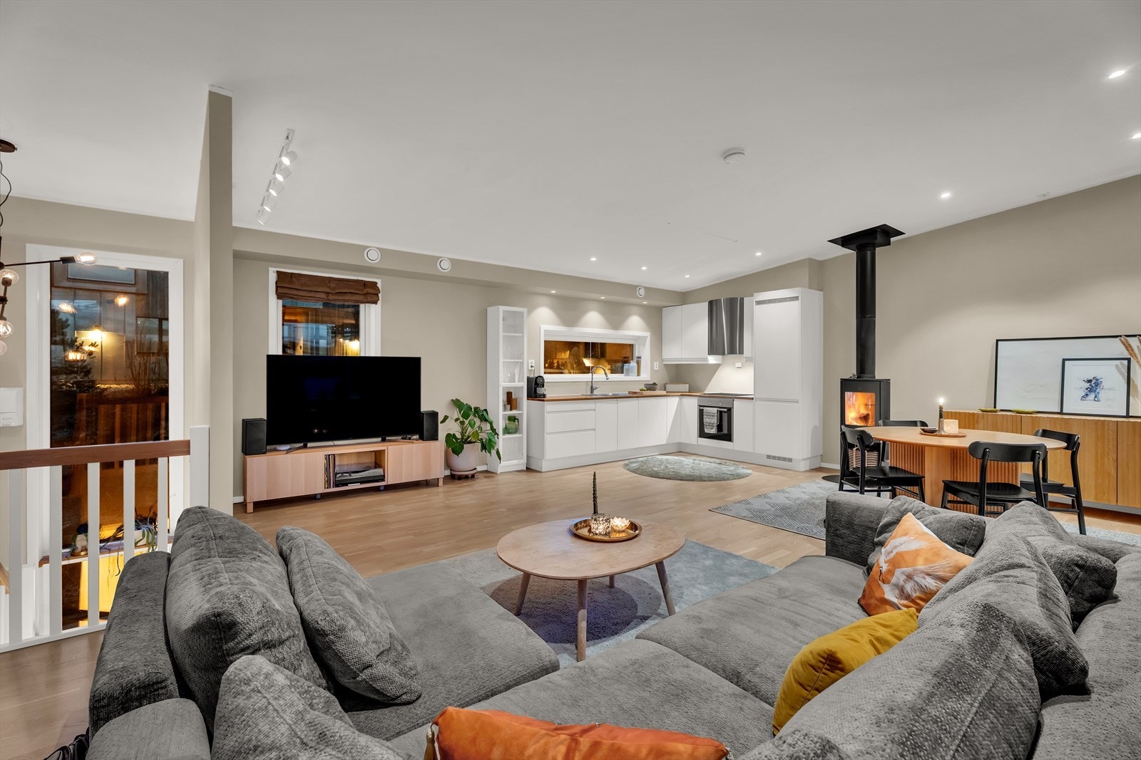 Lys parkettgulv i stuen bidrar til et lyst og luftig innemiljø. Galleribilde