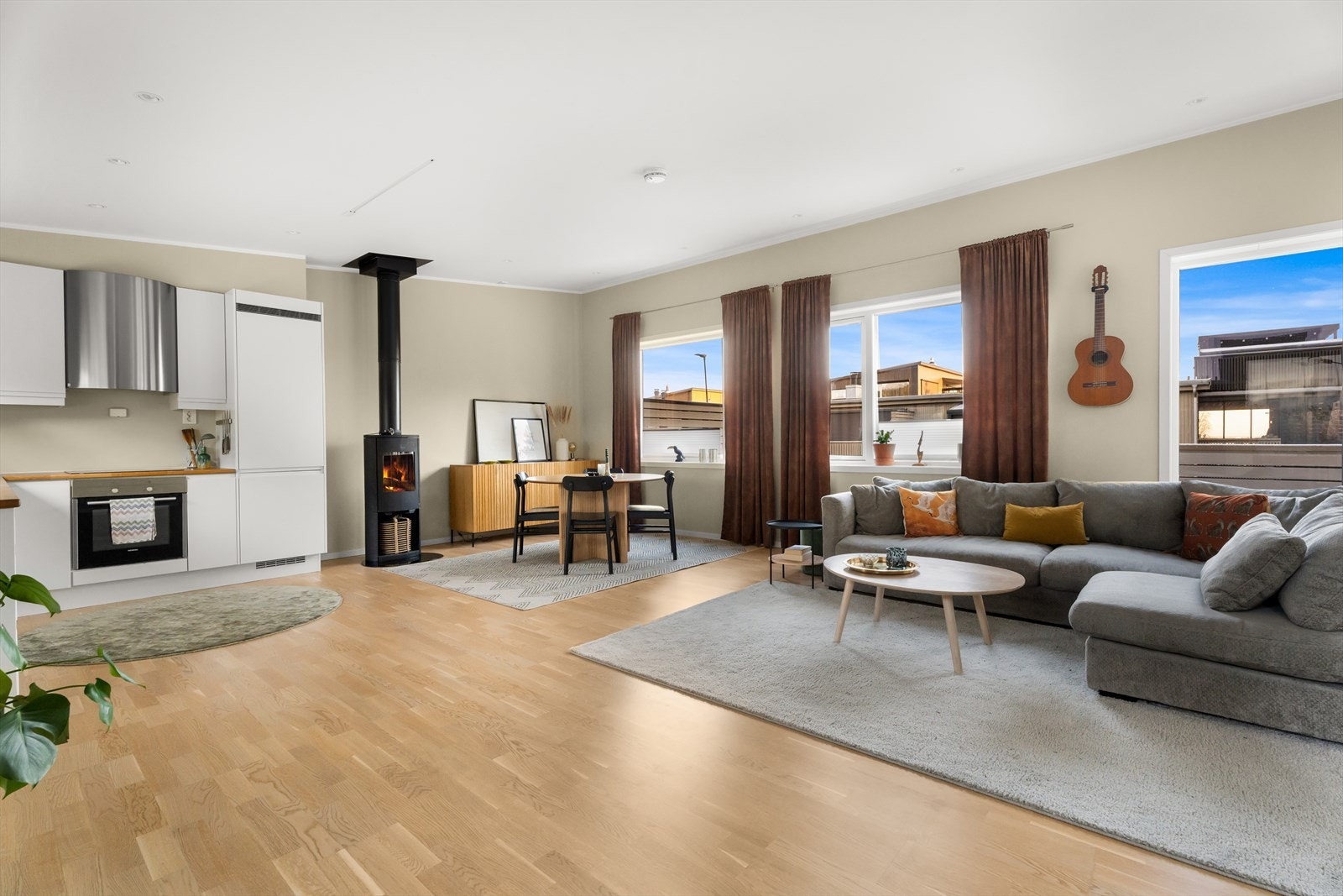 Vedovn gir jevn varme i stuen, som har parkettgulv og slettmalte vegger. Galleribilde