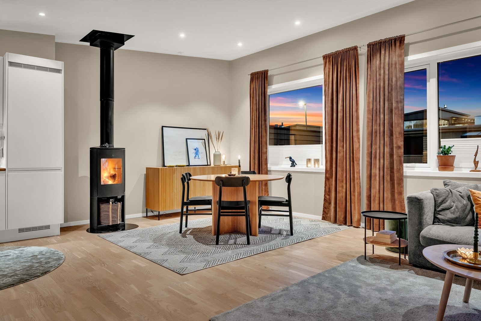 Store vinduer i stuen gir godt dagslys og utsikt mot uteområdet. Galleribilde