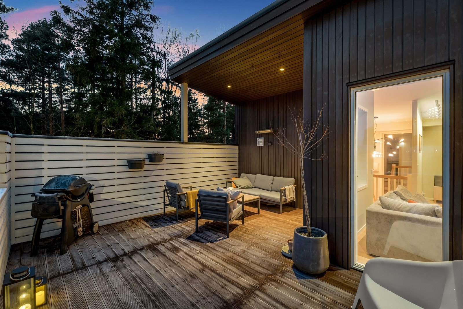 Beiset terrassebord med liggende bordrekkverk gir et solid uteområde. Galleribilde