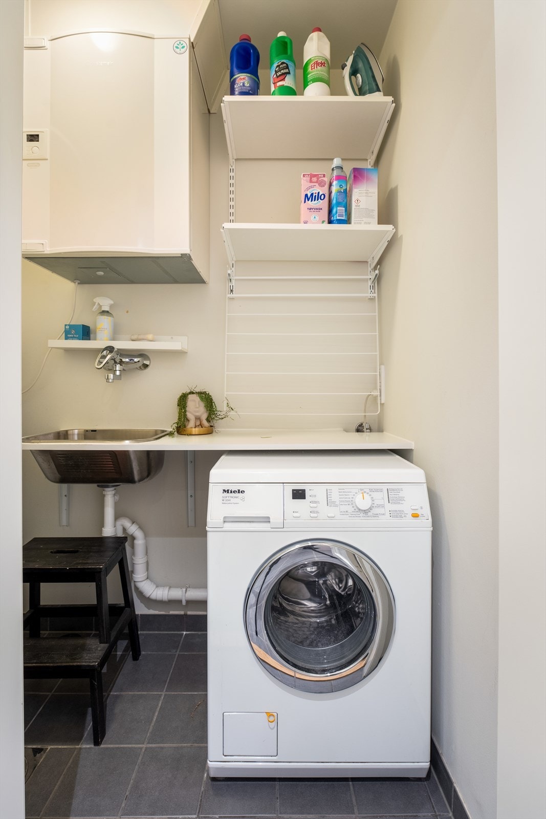 Opplegg for vaskemaskin og praktisk oppbevaring gir funksjonelt vaskerom. Galleribilde