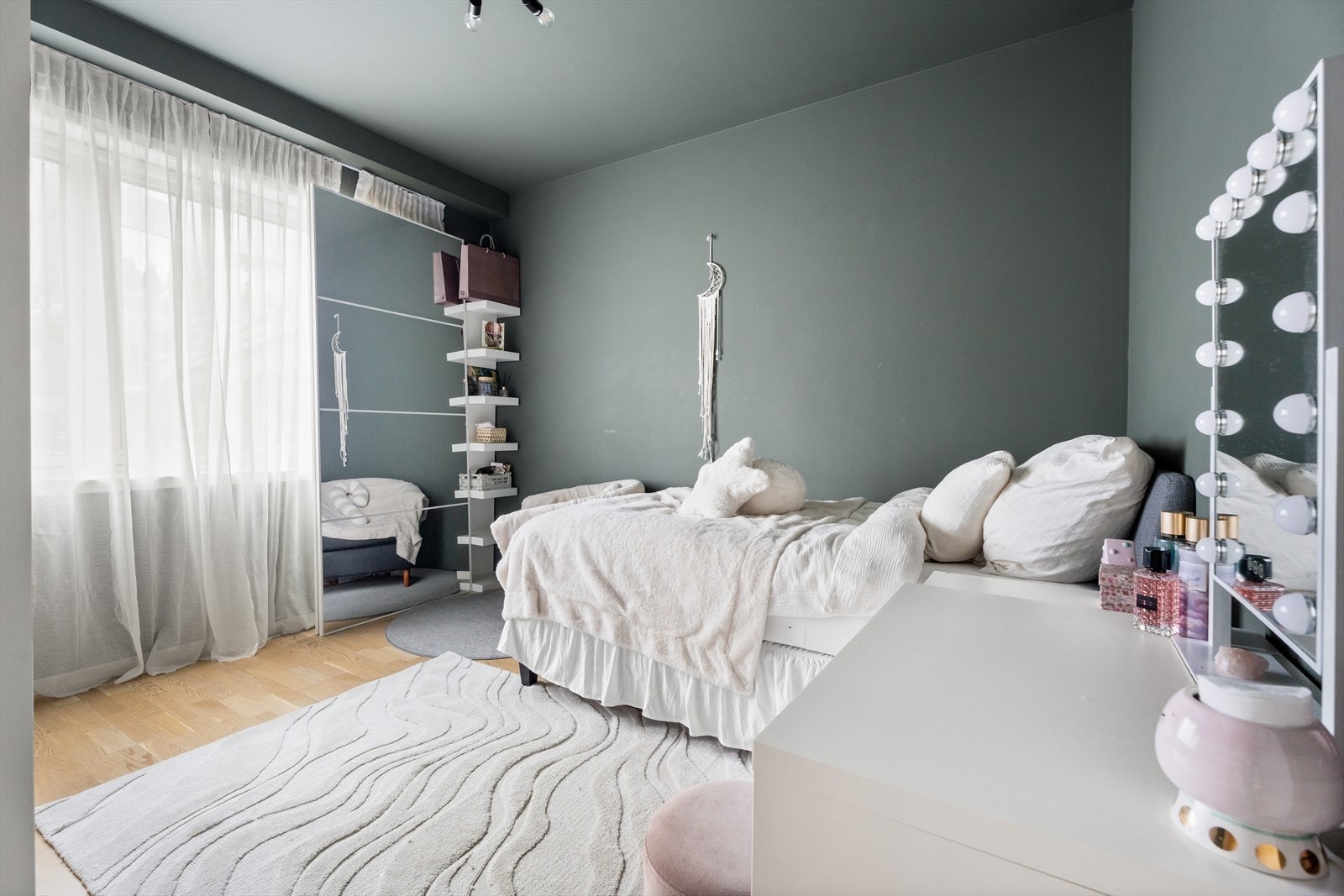 Plass til dobbeltseng og garderobe gir rommet god funksjonalitet. Galleribilde