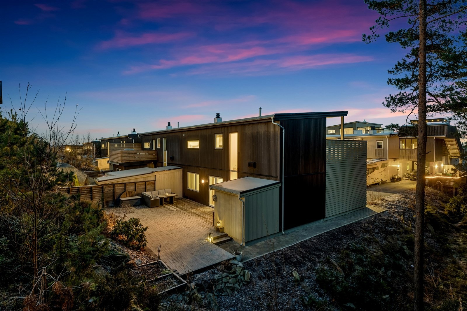 Terrassen har belysning som skaper en hyggelig kveldsscene. Galleribilde