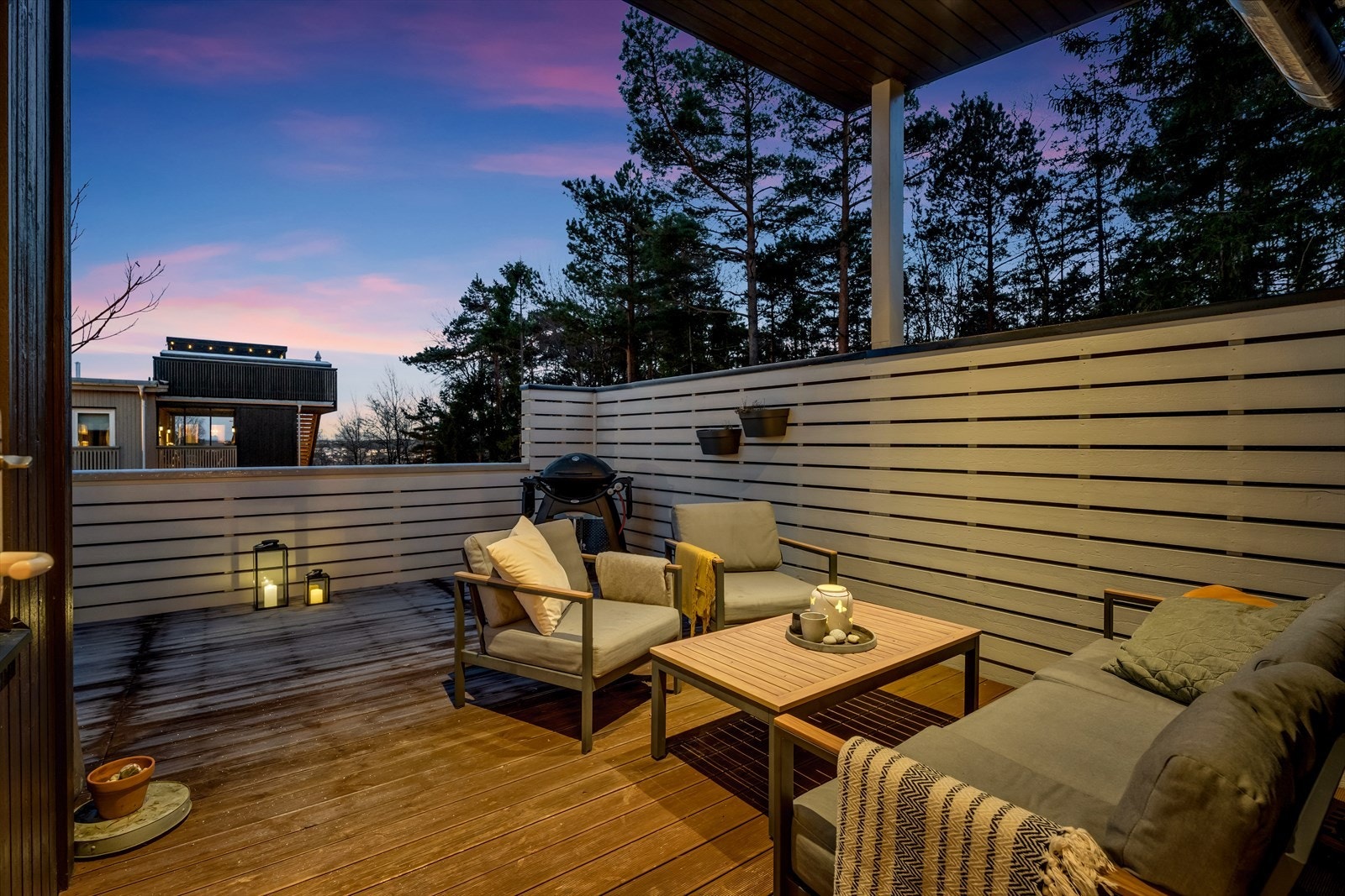 Vestvendt terrasse med impregnert trevirke. Galleribilde