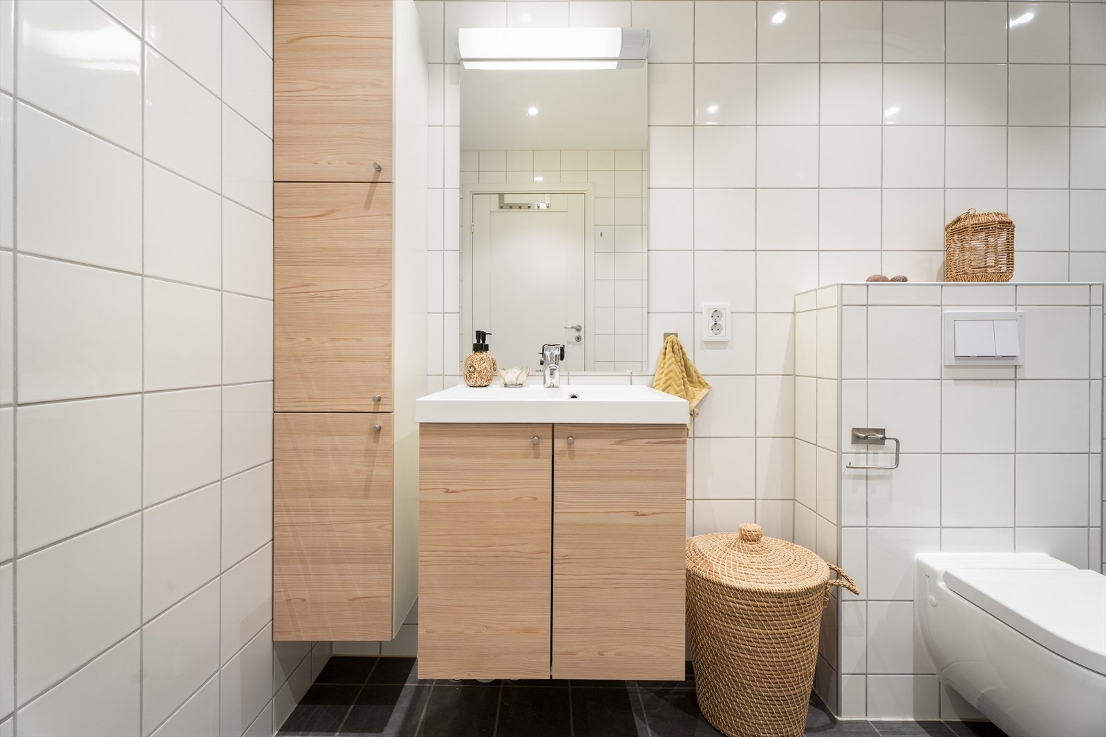 Oppbevaringsskap og servantinnredning gir praktisk lagringsplass på badet. Galleribilde