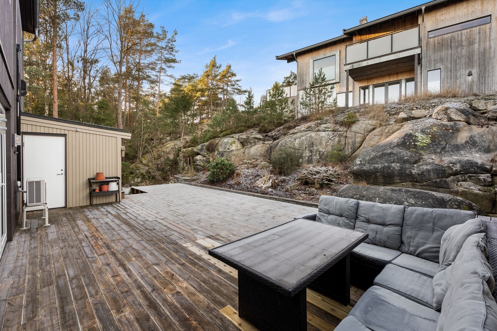 Eiendommen ligger i et rolig og barnevennlig område på det nyere boligfeltet Trondalen, like ved Gressvikmarka. Galleribilde