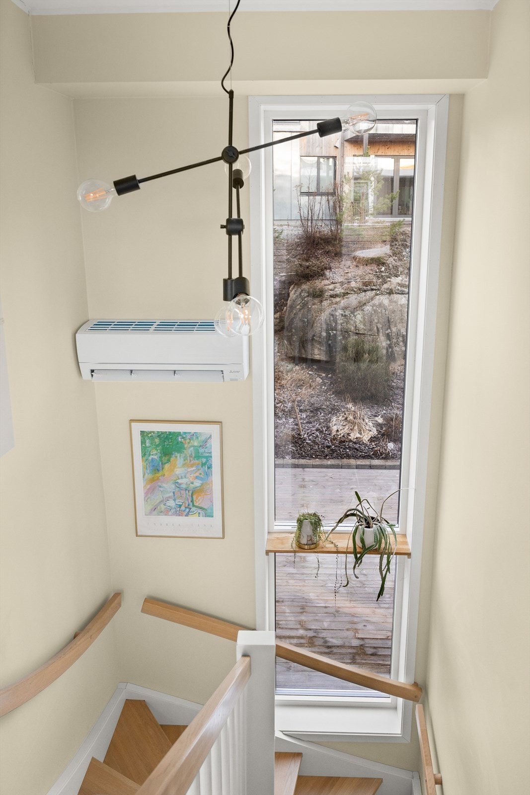 Luft-til-luft varmepumpe plassert i trappeoppgang gir effektiv oppvarming. Varmepumpe gir økt komfort og lavere strømkostnader. Varmer vinterstid, kjøler sommerstid. Galleribilde