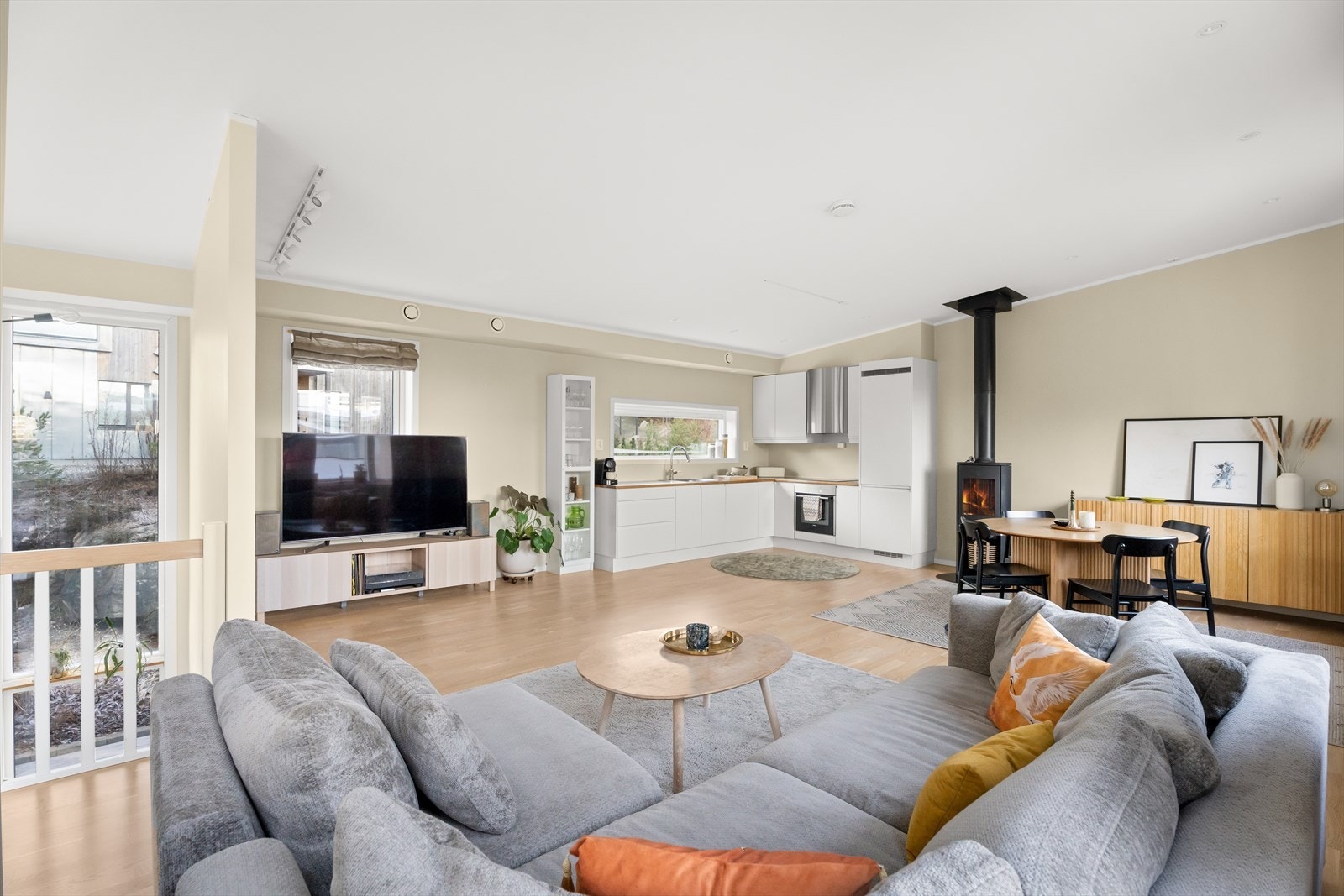 Stuens gode utforming og de tidløse fargevalgene på vegger legger et godt grunnlag for å innrede rommet etter eget ønske. Galleribilde