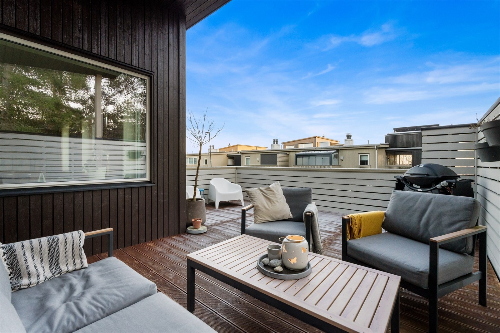 Terrassen har direkte tilgang fra stue i 2. etasje, perfekt for utendørs samlinger. Galleribilde