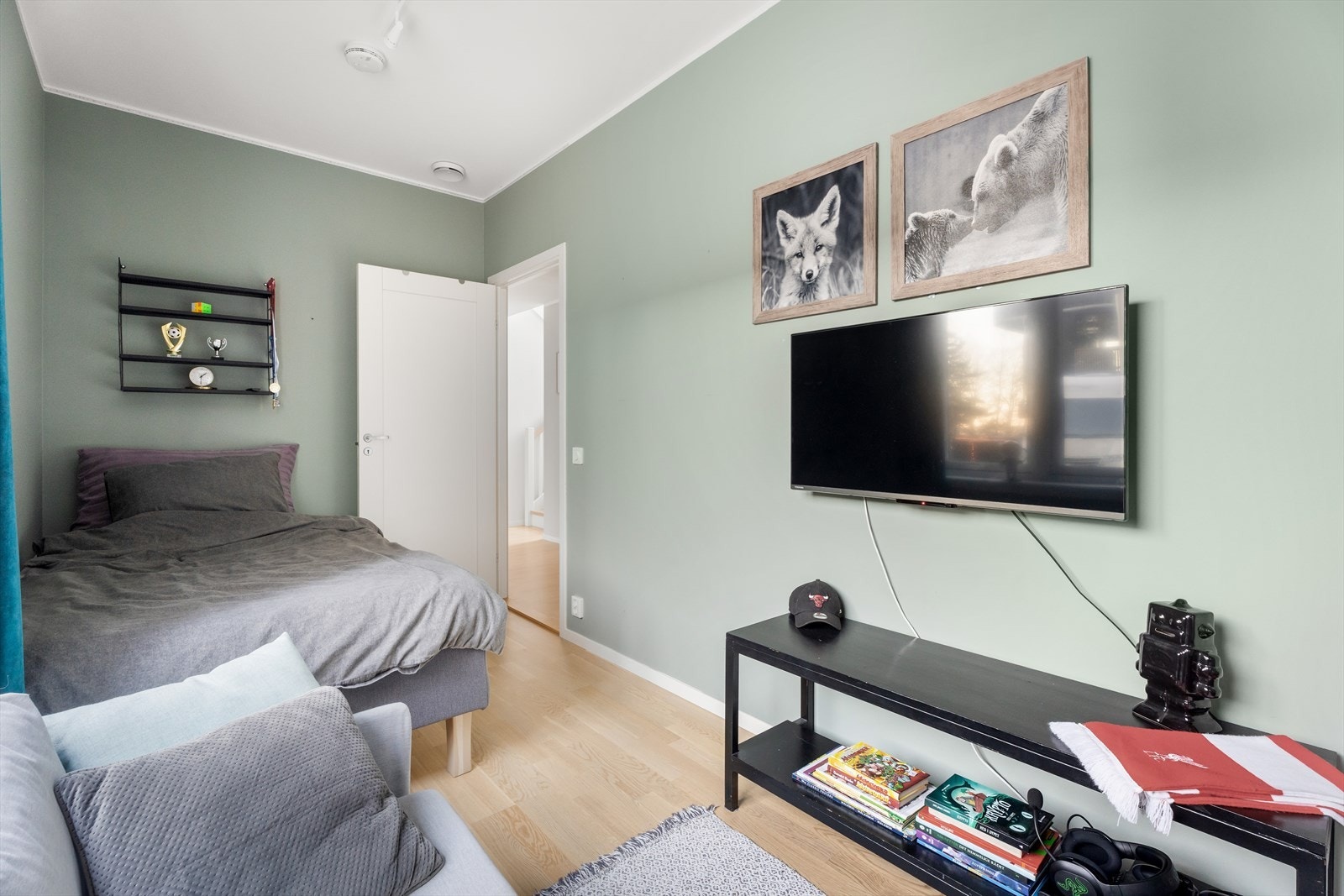 Plass til TV og sofa skaper et multifunksjonelt rom. Galleribilde