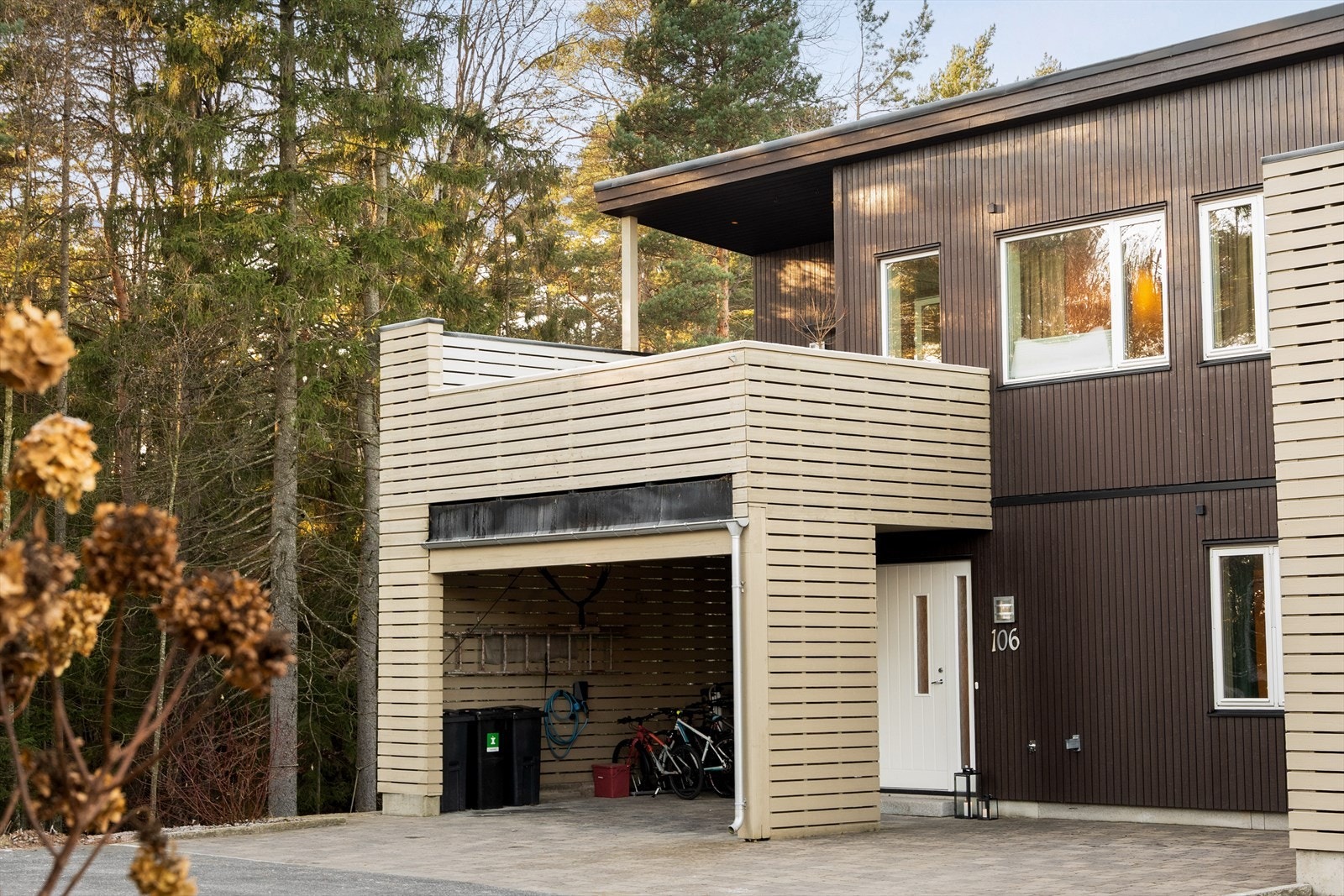 Boligen er omgitt av grøntområder, som gir et naturlig og privat uteområde. Galleribilde