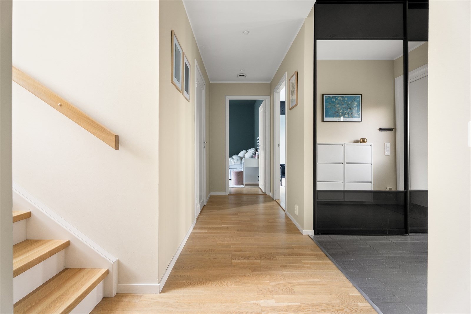 Parkettgulv strekker seg gjennom gangen, som leder til soverommene. Galleribilde