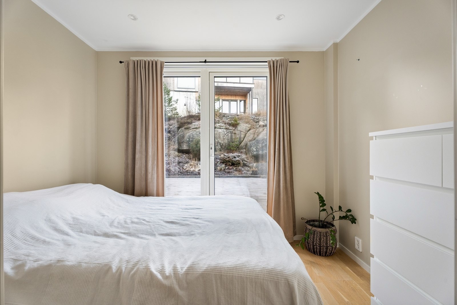 Utgang til terrasse gir enkel tilgang til uteområdet. Galleribilde