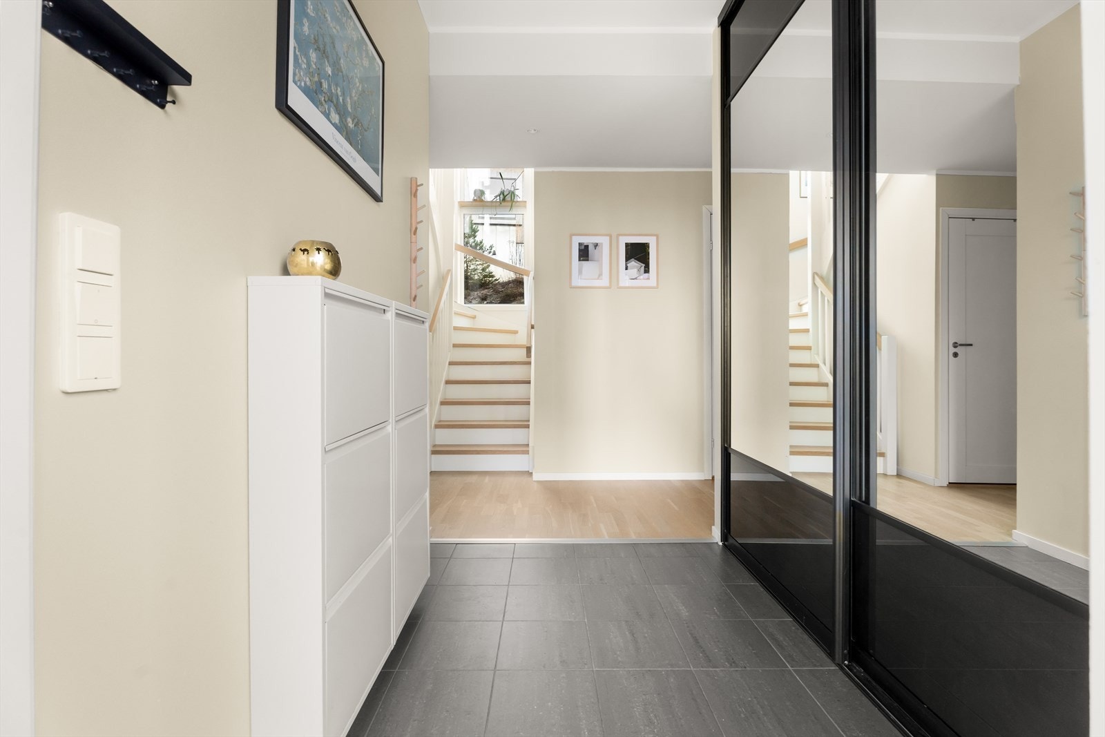 Trapp med eiketrinn gir tilgang til andre etasje. Galleribilde