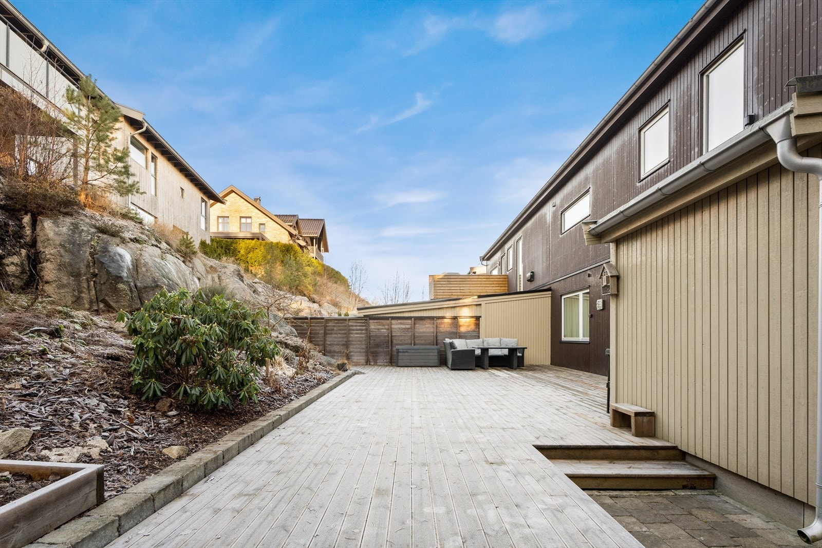 Terrassen er romslig og ideell for utendørs samlinger og aktiviteter. Galleribilde