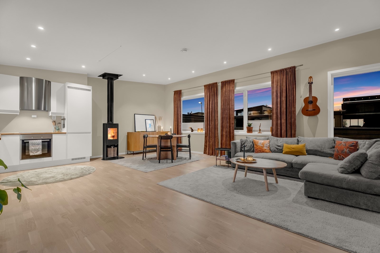 Stuen har moderne- og fine belysningsløsninger i form av innfelte spotlights. Galleribilde