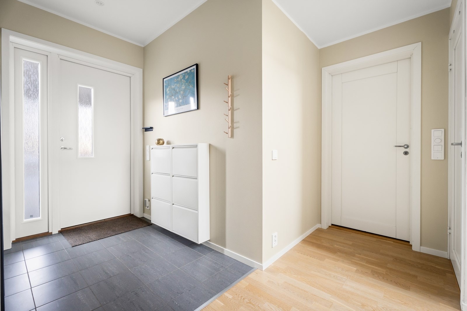 Flislagt gulv gir en praktisk og lettstelt entré. Galleribilde