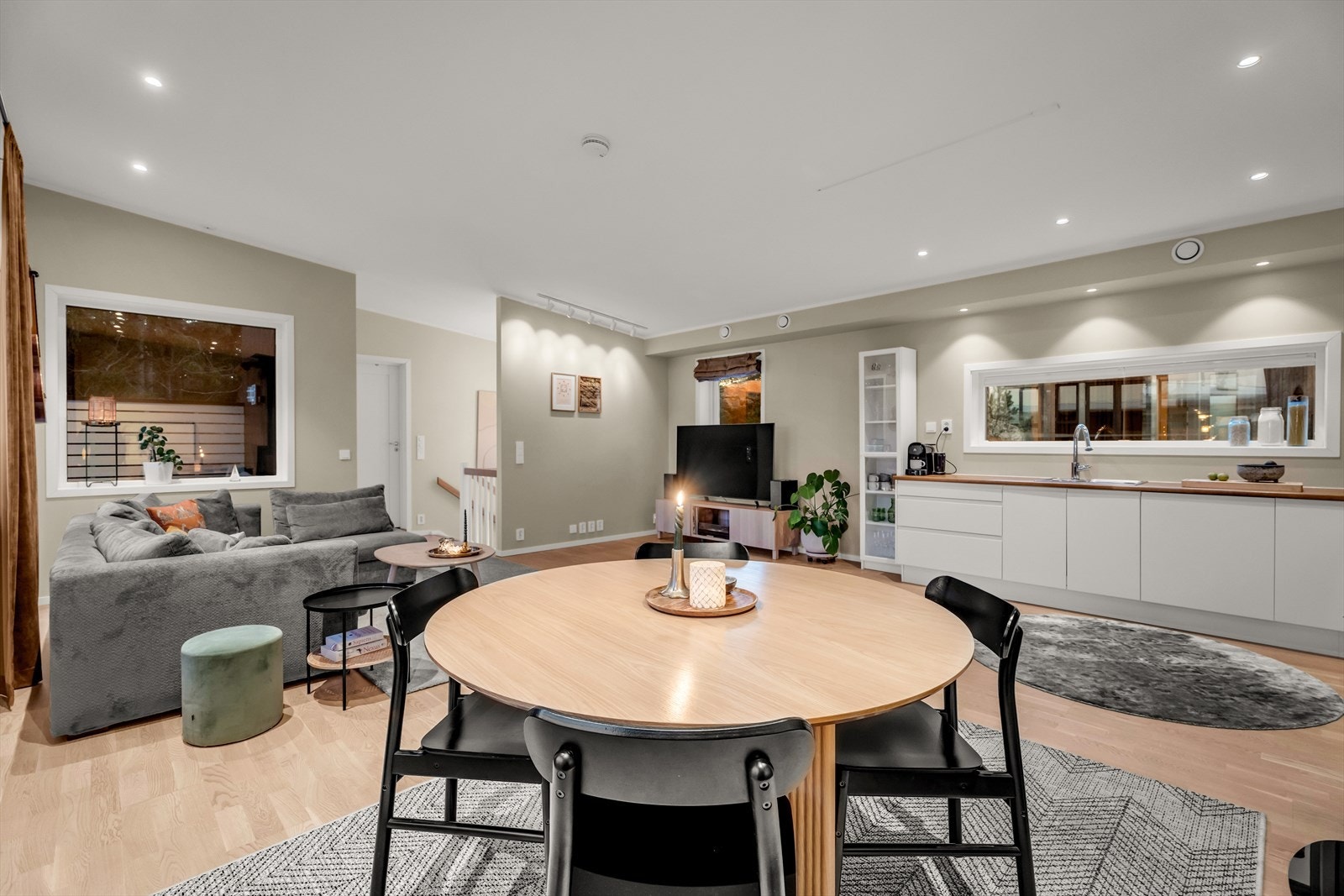 Spiseplass ved vinduet gir utsikt og naturlig lysinnfall. Galleribilde