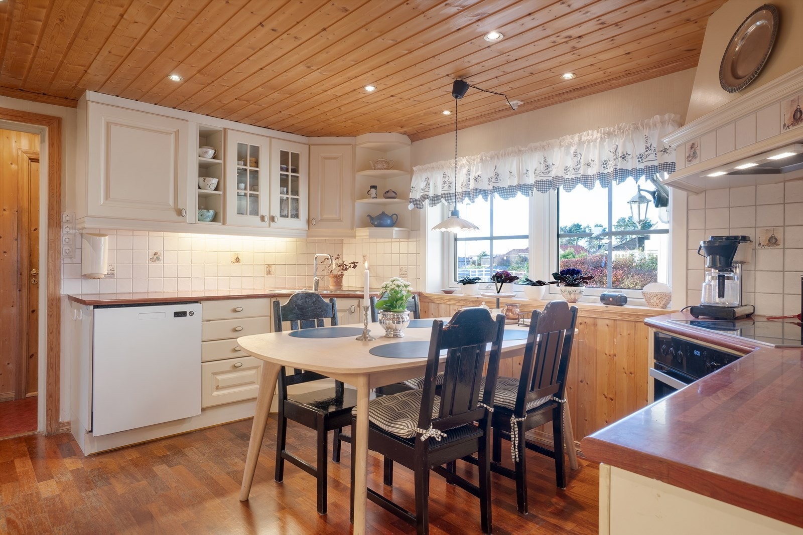 Kjøkkenet ligger i eget rom og har en hvitmalt, profilert innredning fra 2003 med laminert benkeplate og nedfelt stålvask. Galleribilde