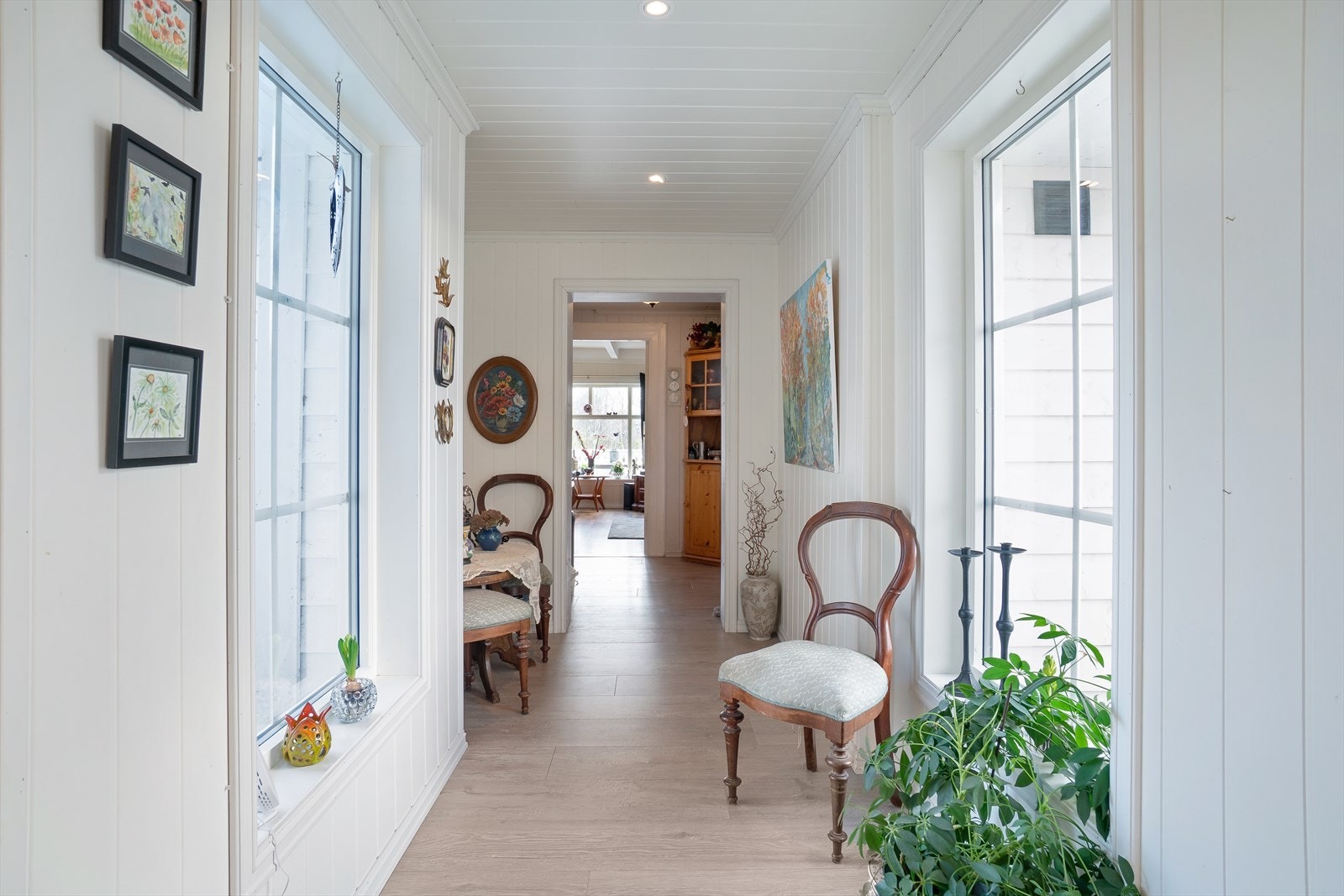 Gang med vinduer på begge sider gir mye lys vinn Galleribilde