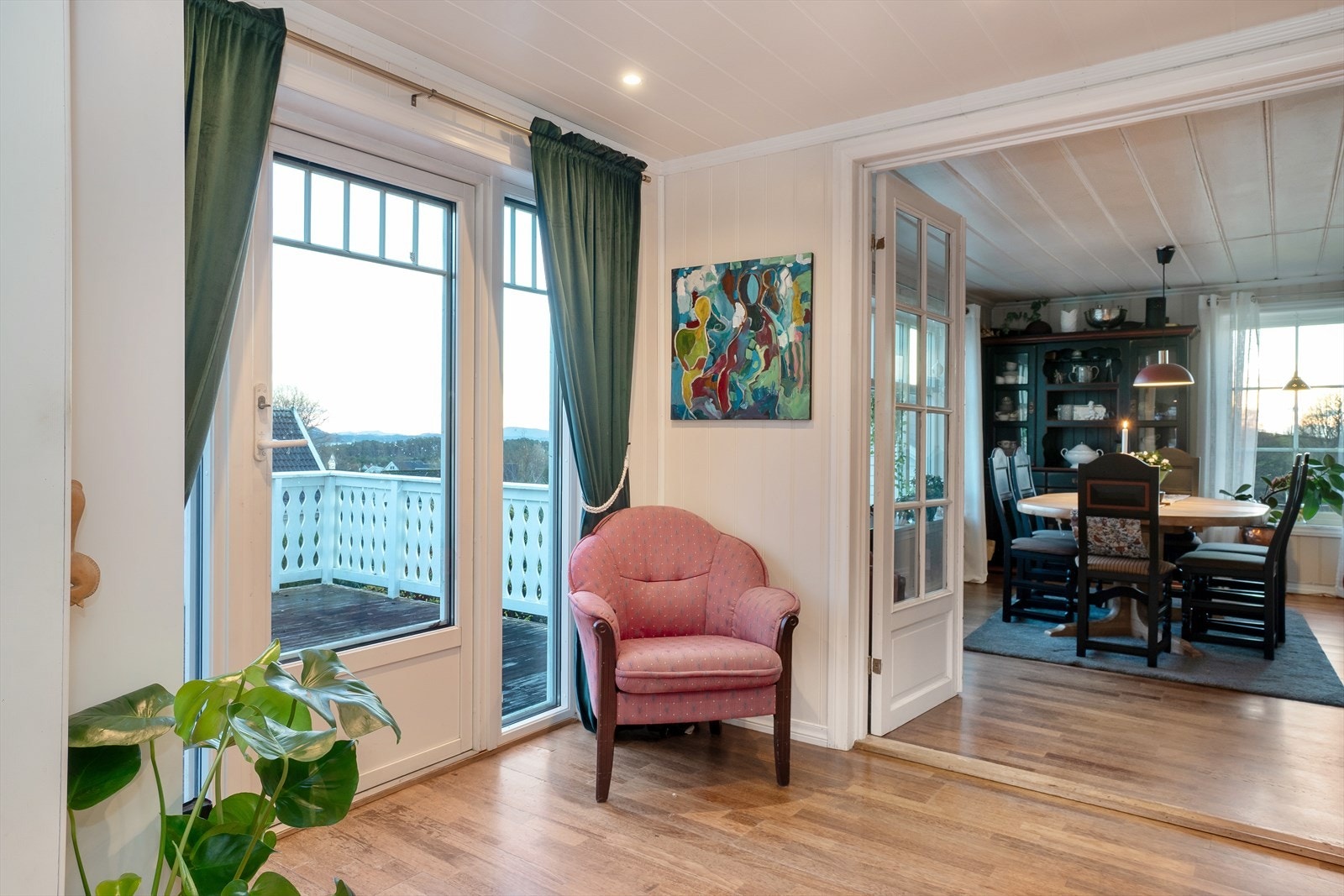 Fra stuen er det utgang til terrasse, og de store vindusflatene gir rikelig med dagslys. Galleribilde