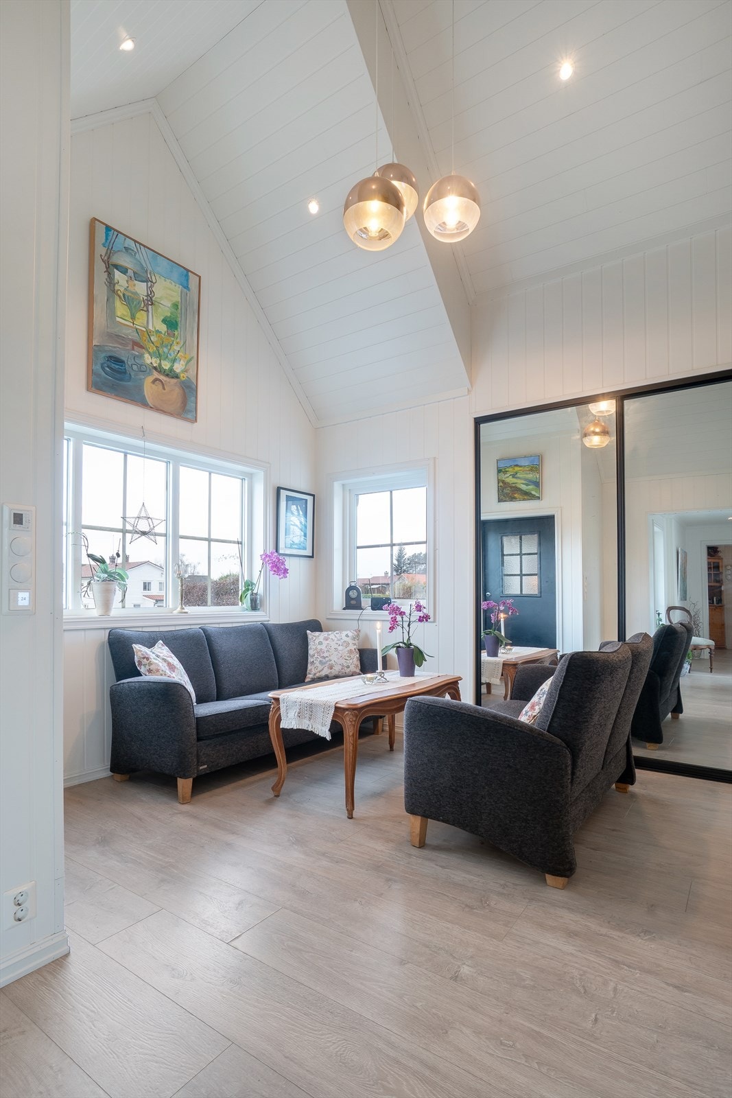 Hallen er innredet som en ekstra stue og har god takhøyde, samt en stor skyvedørsgarderobe som gir utmerkede oppbevaringsmuligheter. Galleribilde