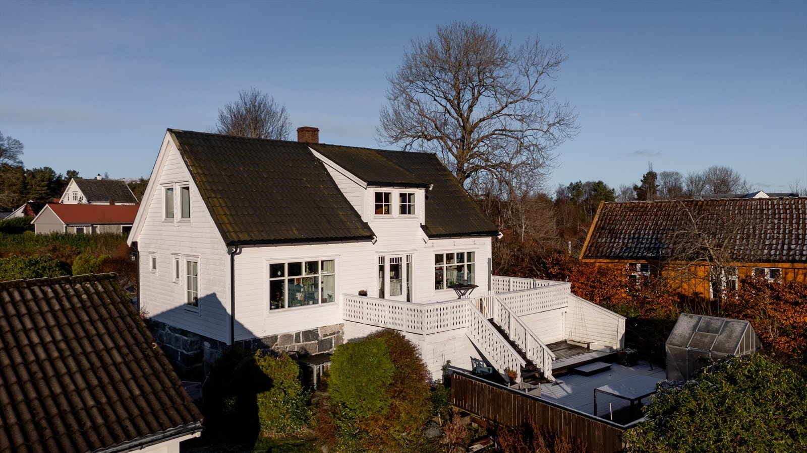 Boligen er bygget i flere etapper og fremstår som en trivelig og innholdsrik enebolig med flott beliggenhet. Galleribilde