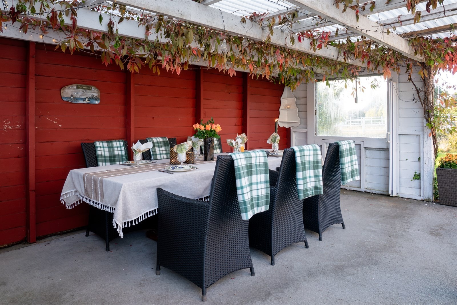 Eiendommen har flere fine uteplasser, blant annet en egen overbygd sitteplass med plass til familie og venner Galleribilde