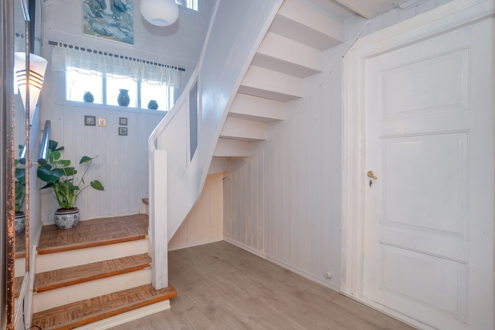 Gang med trapp til loft Galleribilde